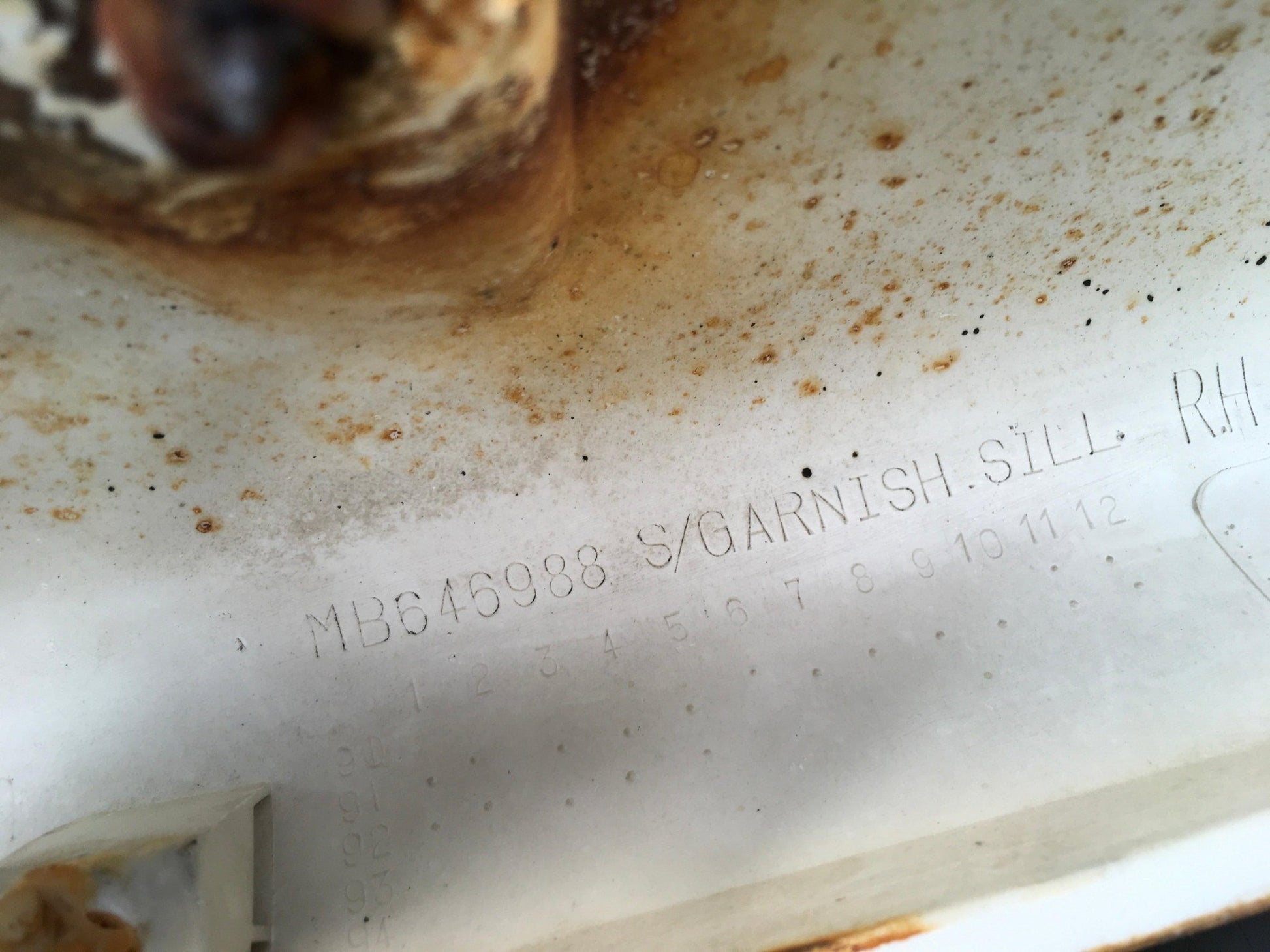 Faldon derecho Mitsubishi Pajero II - MB646988