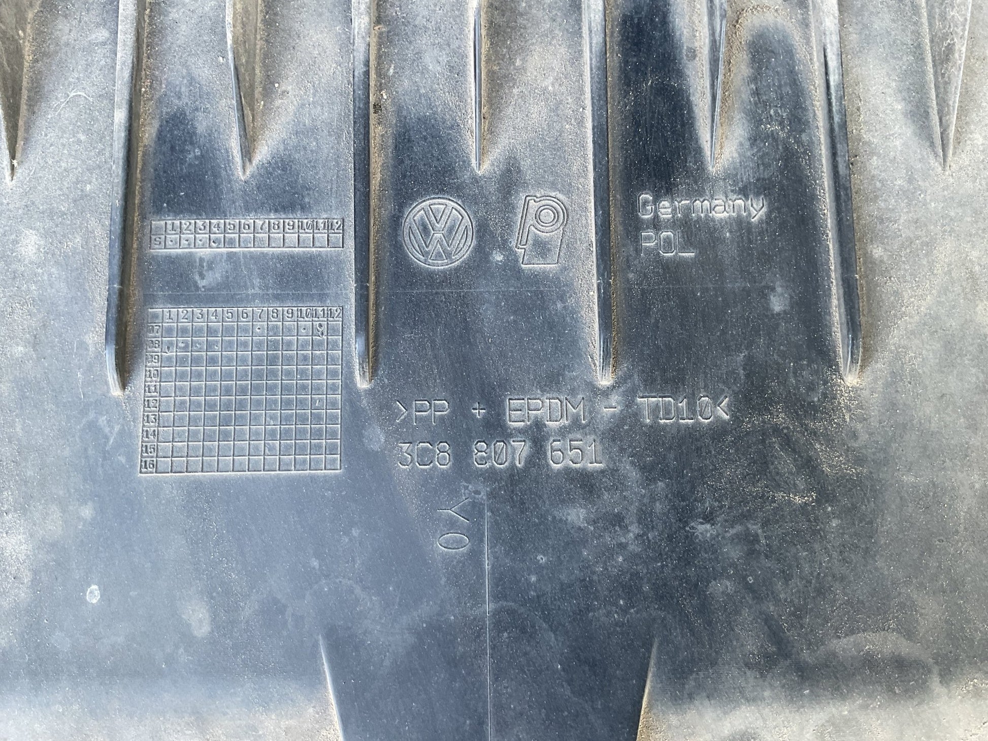 Faldon paragolpes del VW Passat CC 08-12 - 3C8807651