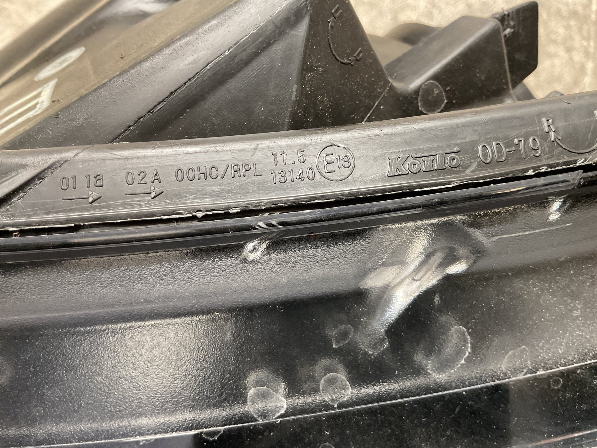 Faro izq Toyota Yaris 2011 - 2019 - 811700D450