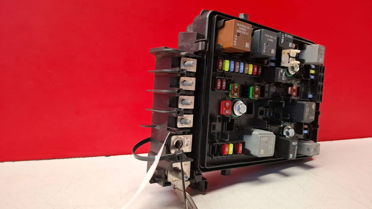 Caja Fusibles Opel Astra 2016 39040854 39040854