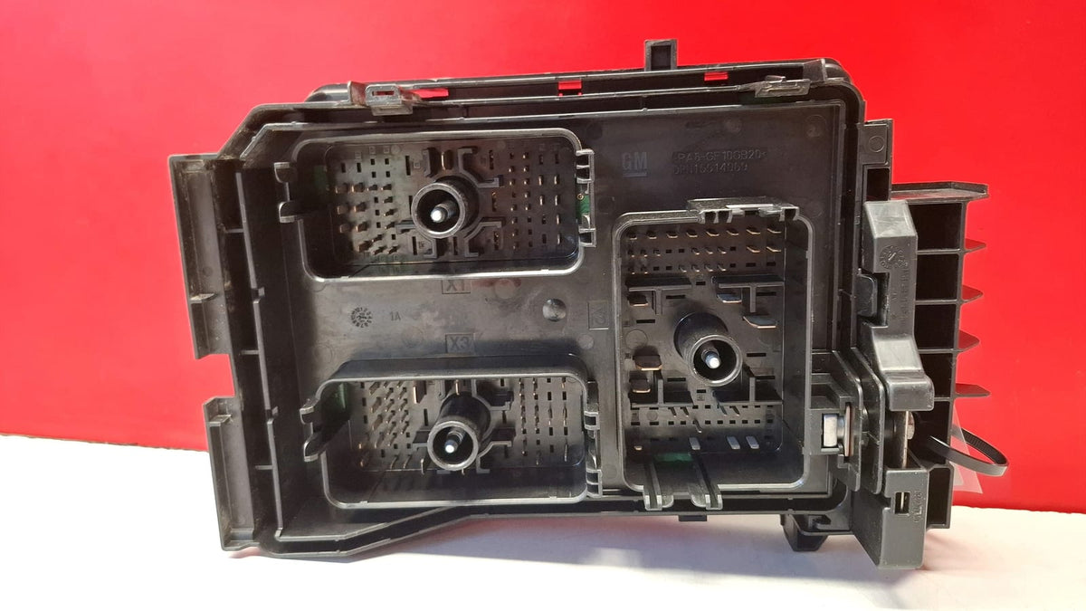 Caja Fusibles Opel Astra 2016 39040854 39040854