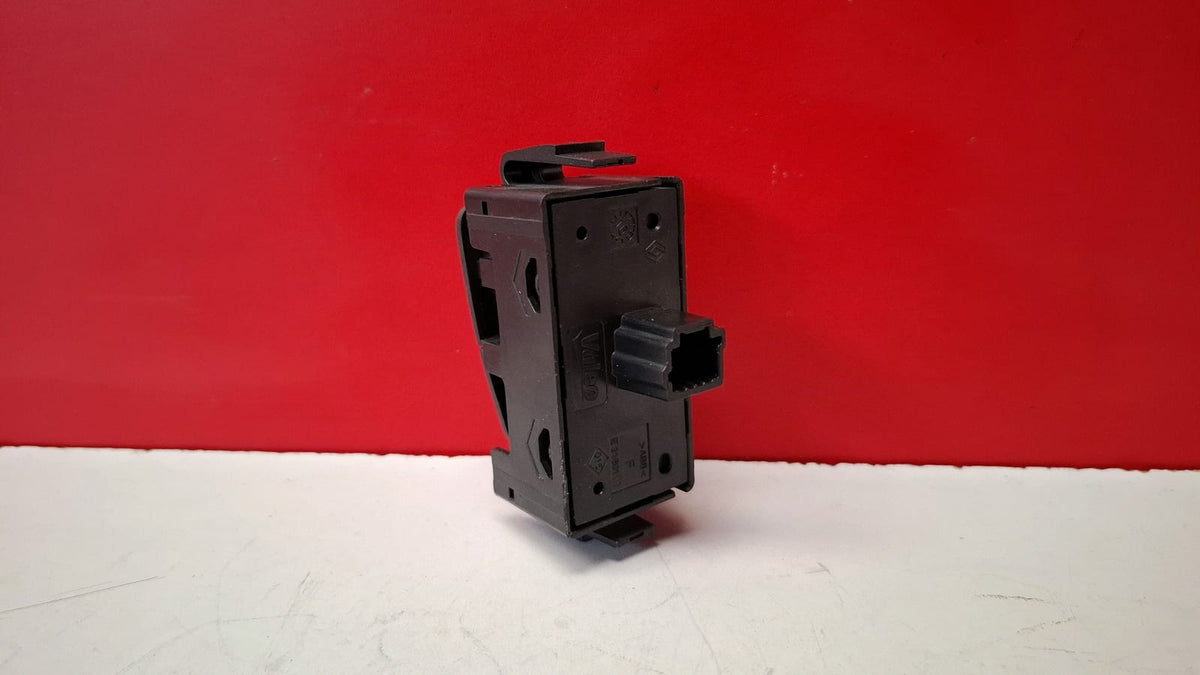 Interruptor Luces Emergencia Dacia Sandero 2014 E31601