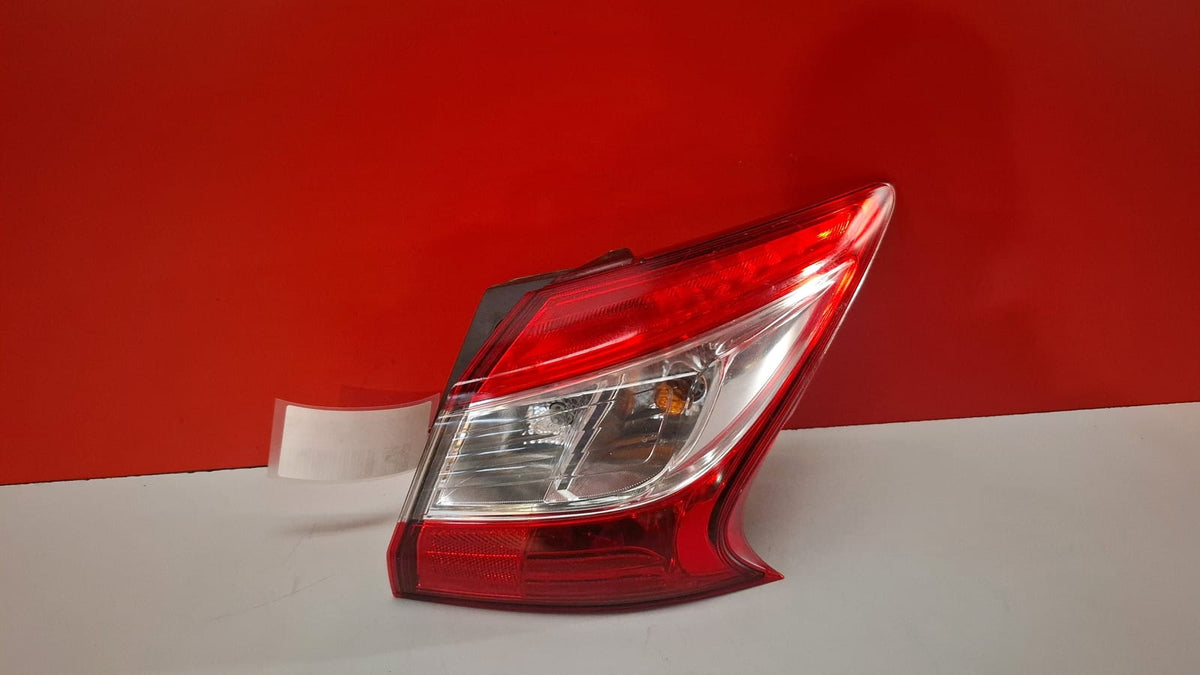 Piloto Trasero Derecho Exterior Nissan Pulsar 2015 22018066