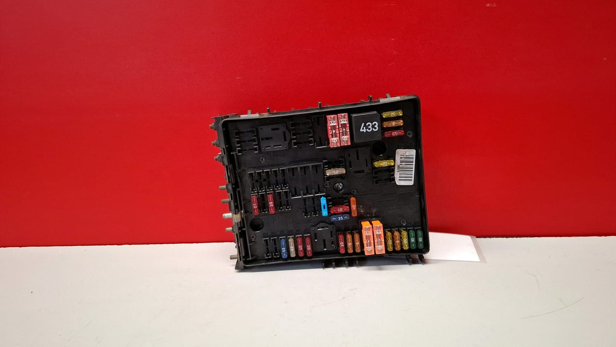Caja Fusibles Volkswagen Golf 2006 1K0937124H