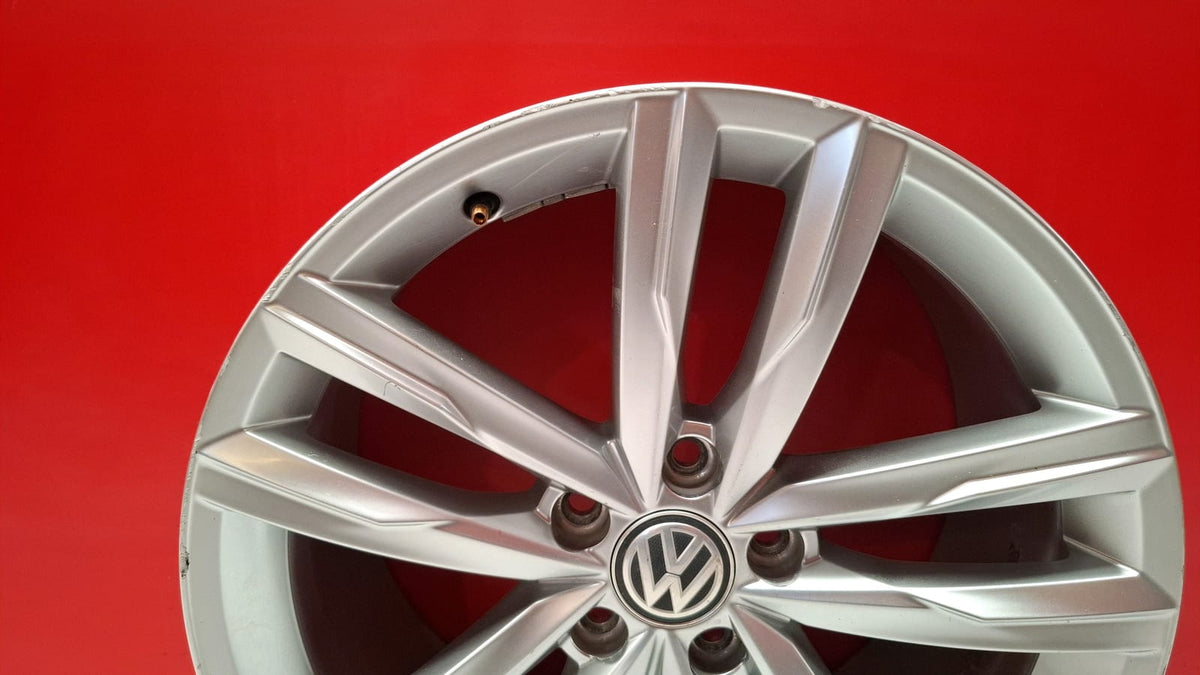 Llanta 18" 3H0601025H Volkswagen Passat 2016 3G0601025H Ref 4421
