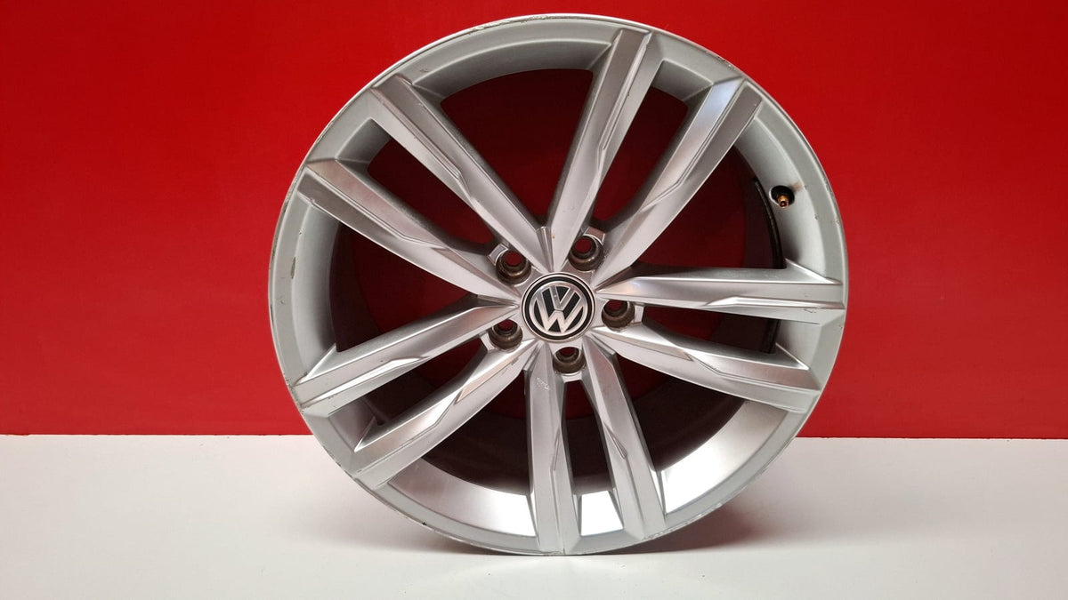 Llanta 18" 3H0601025H Volkswagen Passat 2016 3G0601025H Ref 4420