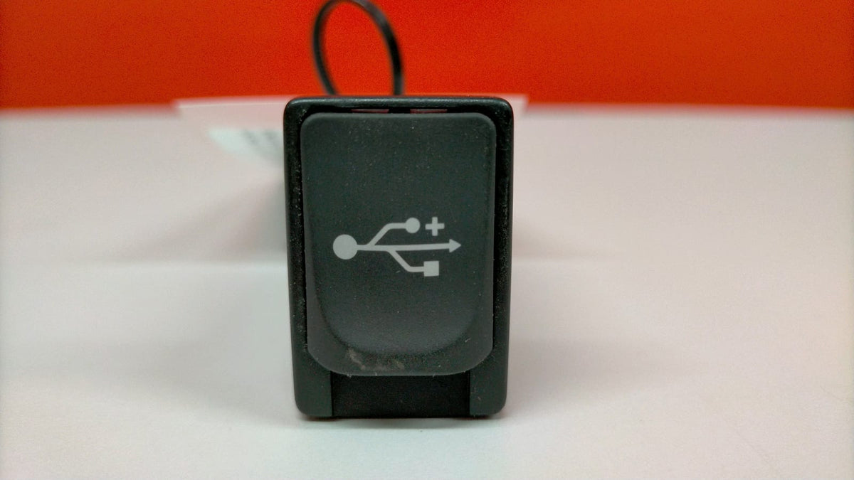 Enchufe Conector USB Toyota Yaris P13 Toyota Yaris 2019 FC0600021 FC0600021