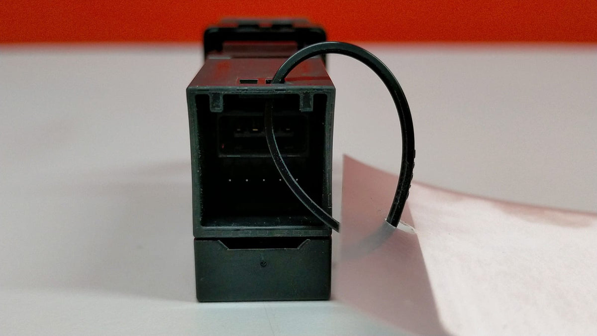 Enchufe Conector USB Toyota Yaris P13 Toyota Yaris 2019 FC0600021 FC0600021