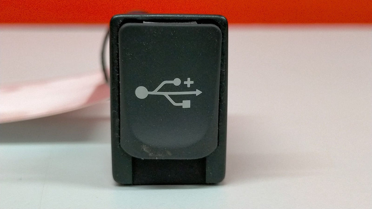 Enchufe Conector USB Toyota Yaris P13 Toyota Yaris 2019 FC0600021 FC0600021