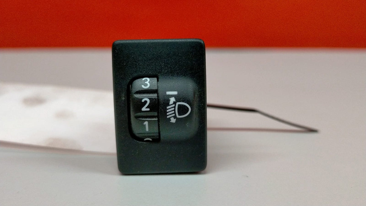 Interruptor Ajuste Faros Toyota Yaris P13 Toyota Yaris 2019 8415202080 8415202080