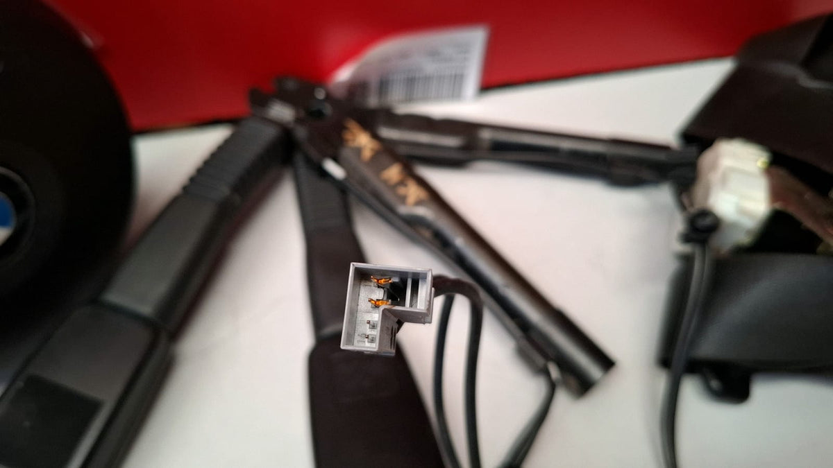 Kit Airbag Bmw Serie 3 Año 2005 Incluye: Airbag Conductor, Airbag Acompañante, Centralita Airbag, Cinturon Delantero Izquierdo, Cinturon Trasero Izquierdo, Cinturon Trasero Izquierdo, Cinturon Trasero KIT AIRBAG