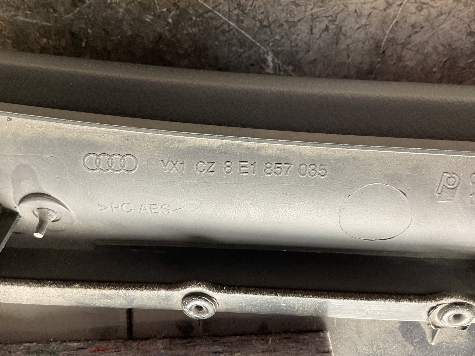 Guantera Audi A4 2000-2008 - 8E1857035