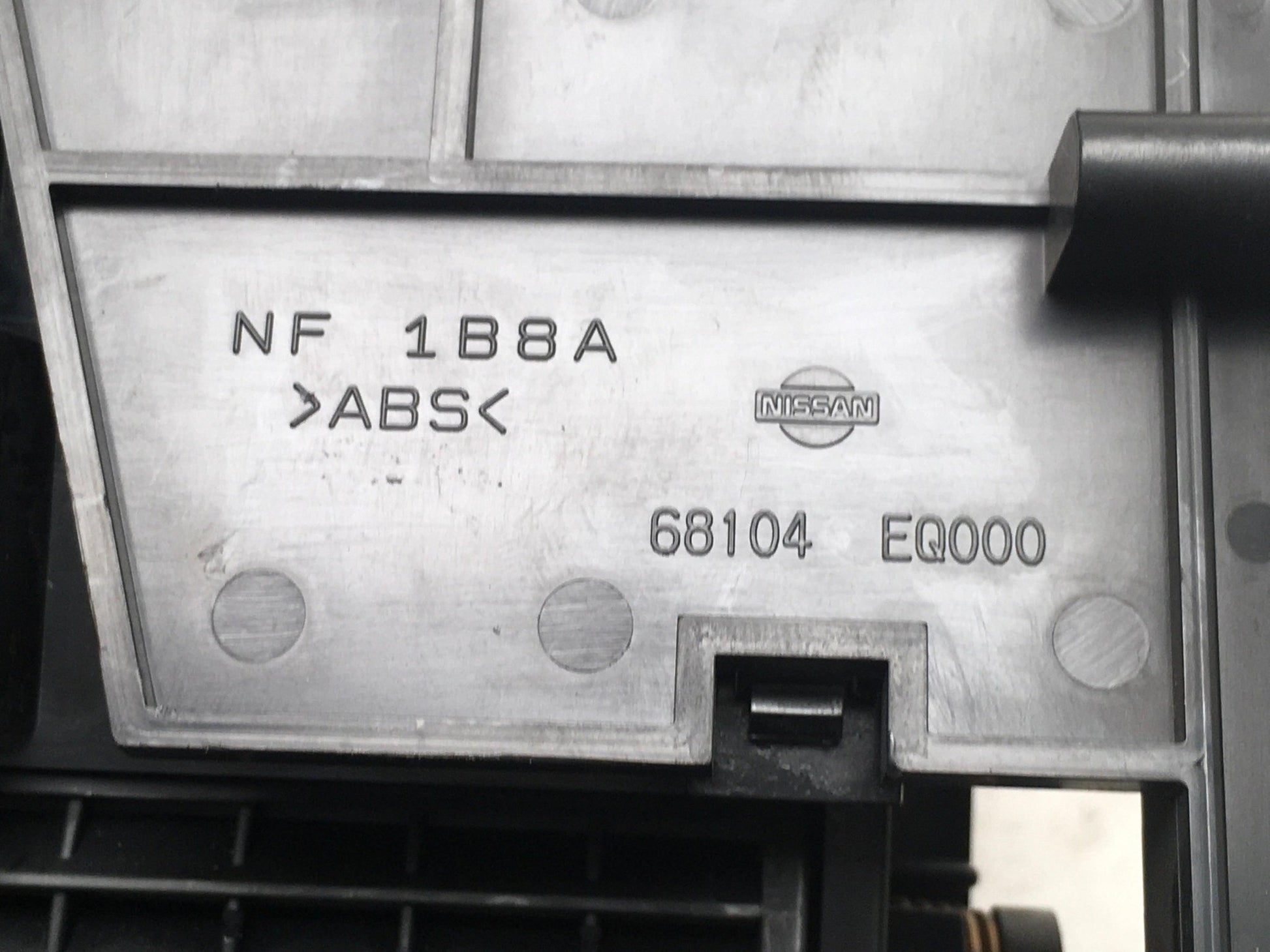 Guantera Nissan X-Trail T30 - 68104EQ000