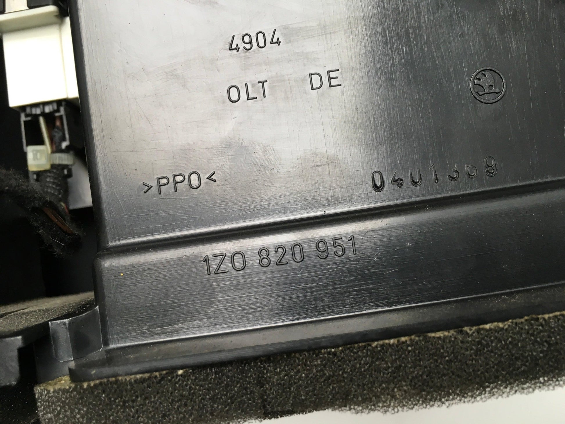 Guantera Skoda Octavia II 1Z - 1Z0820951