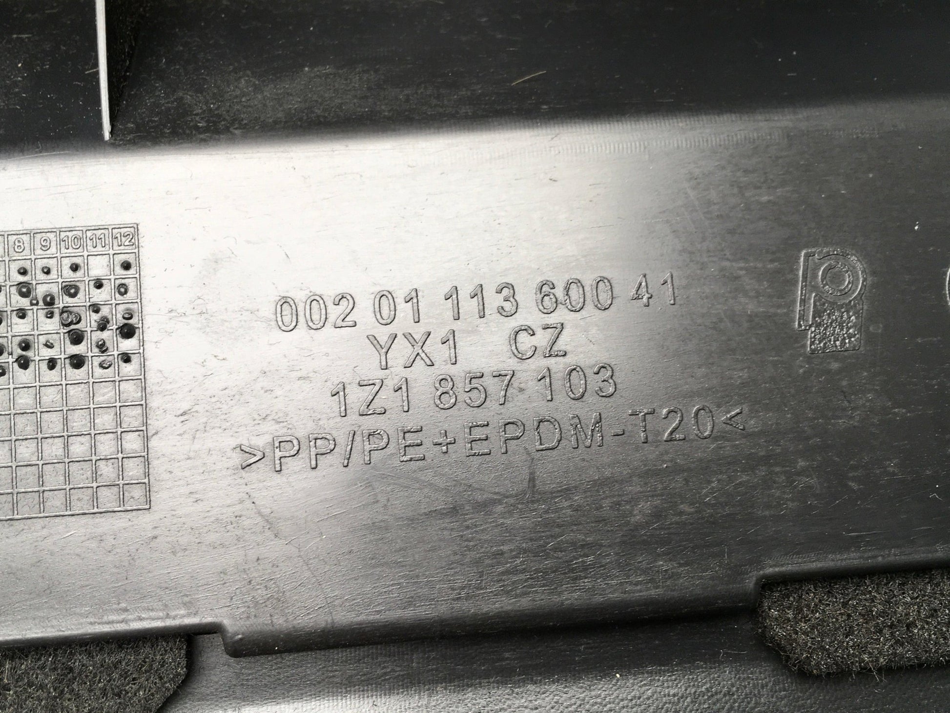 Guantera Skoda Octavia II IZ - 1Z1857103