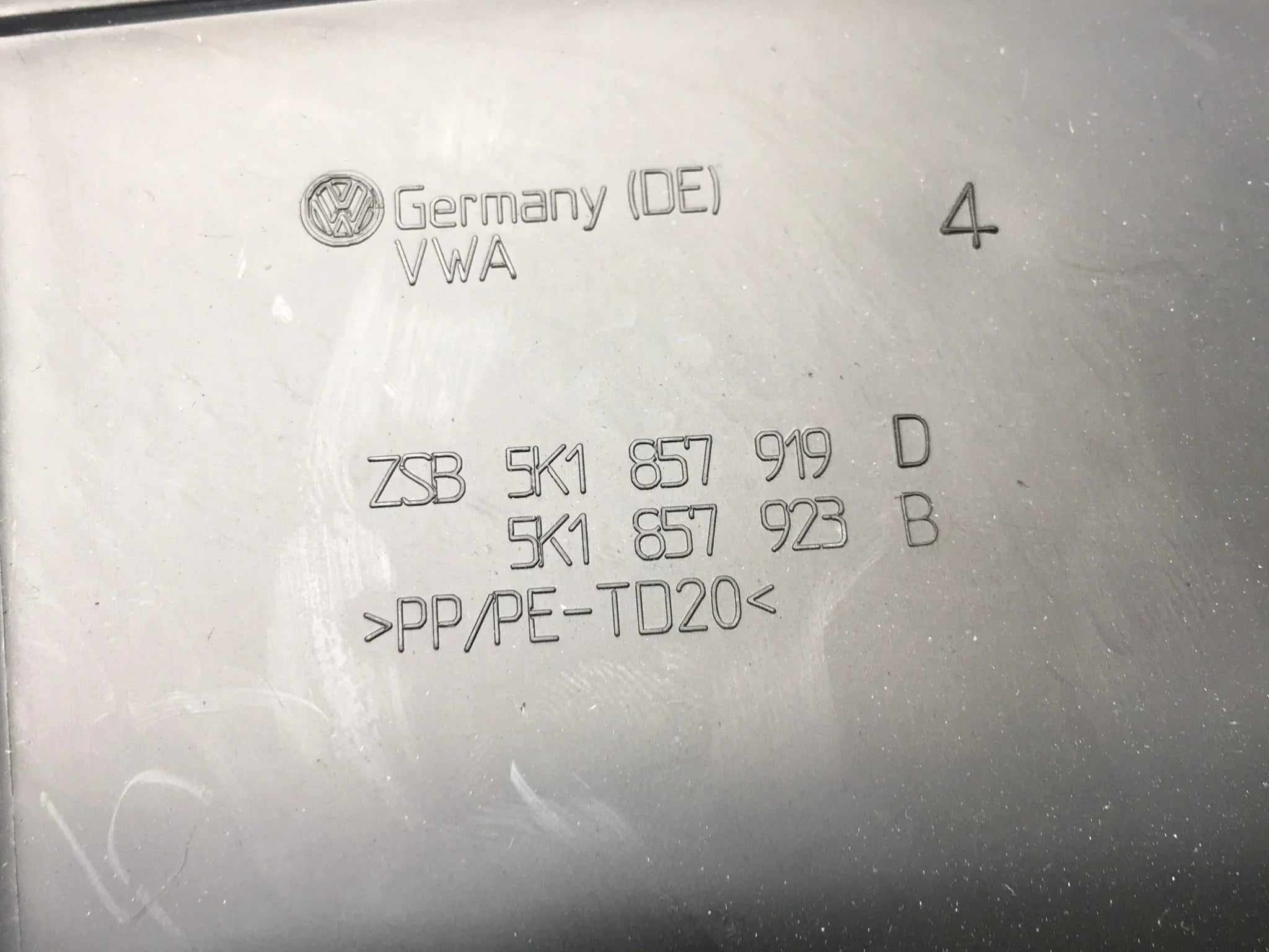 Guantera VW Golf VI 5K1857919D