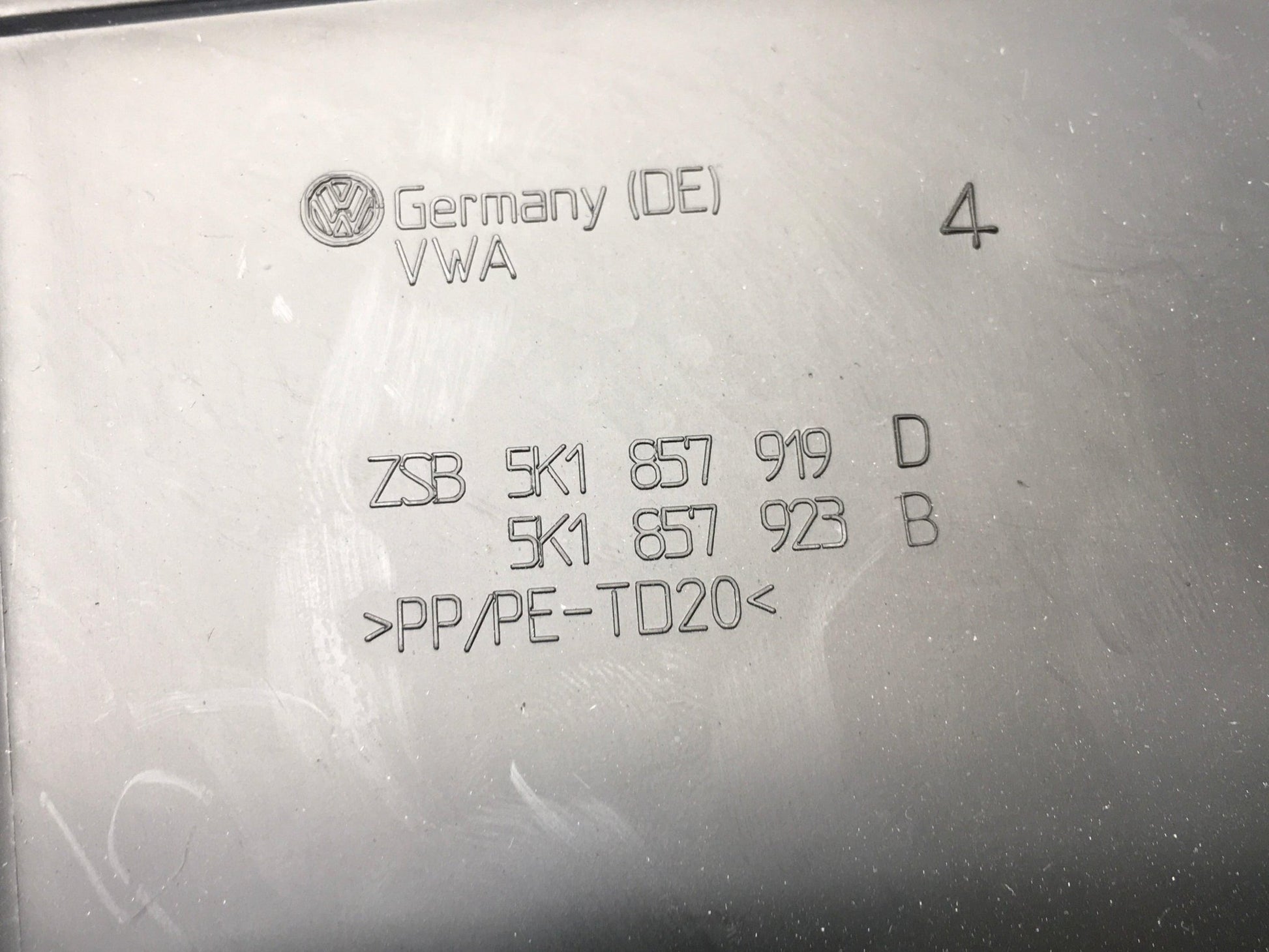 Guantera VW Golf VI 5K1857919D - 5K1857919D