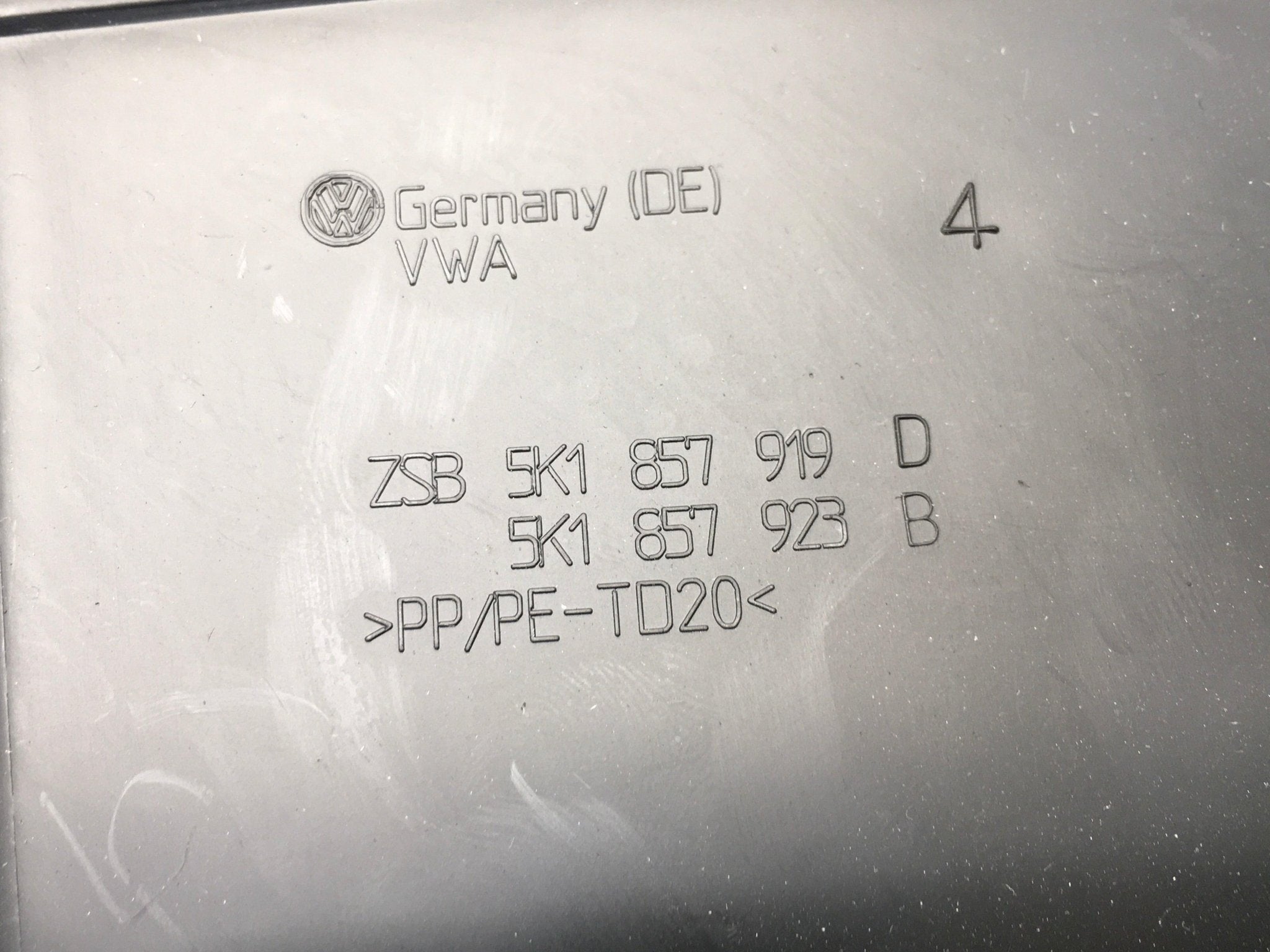 Guantera VW Golf VI 5K1857919D - 5K1857919D