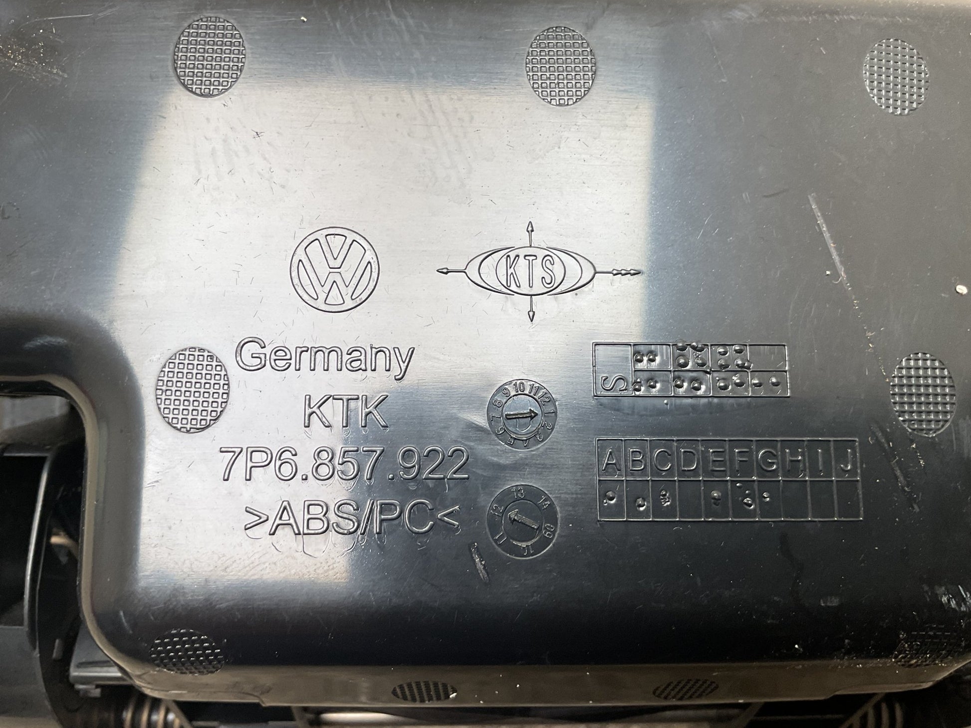 Guantera VW Touareg 10-18 - 7P6857922