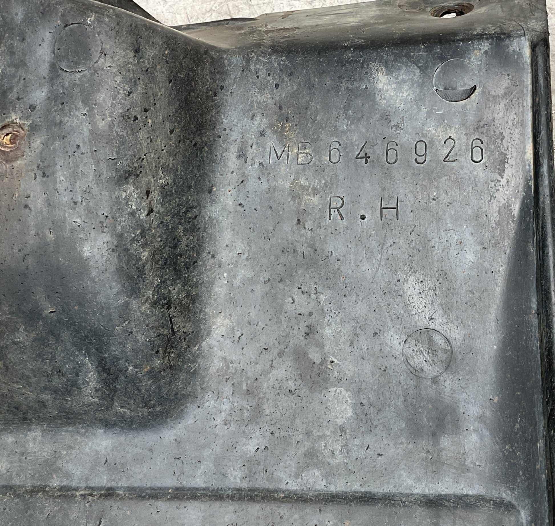 Guardabarros del dcho Mitsubishi Pajero 91 - 00 - MB646926