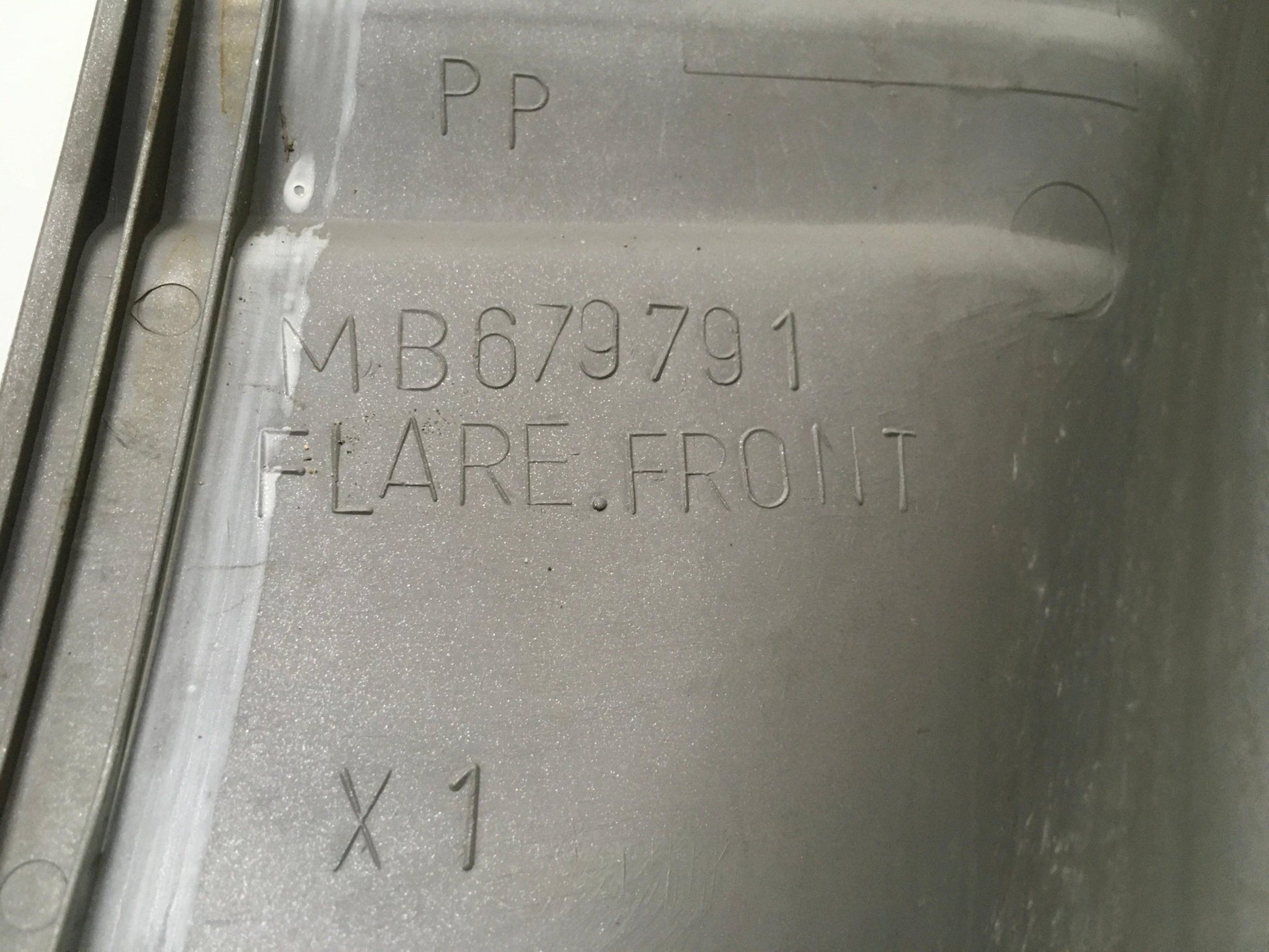 Guardabarros del izq Mitsubishi Pajero II - MB679791