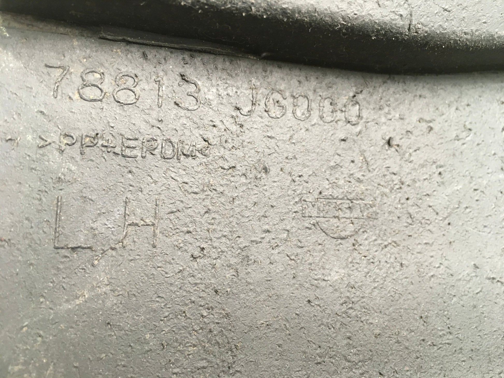 Guardabarros tra dcho Nissan X-Trail T30 - 78813JG000