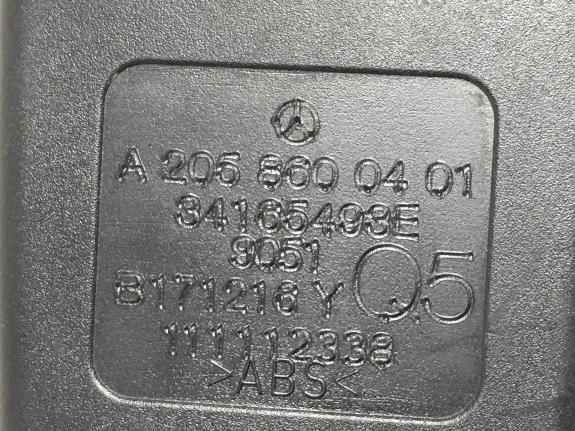 Hebilla cinturon tra dcho Mercedes C205 - A2058600401