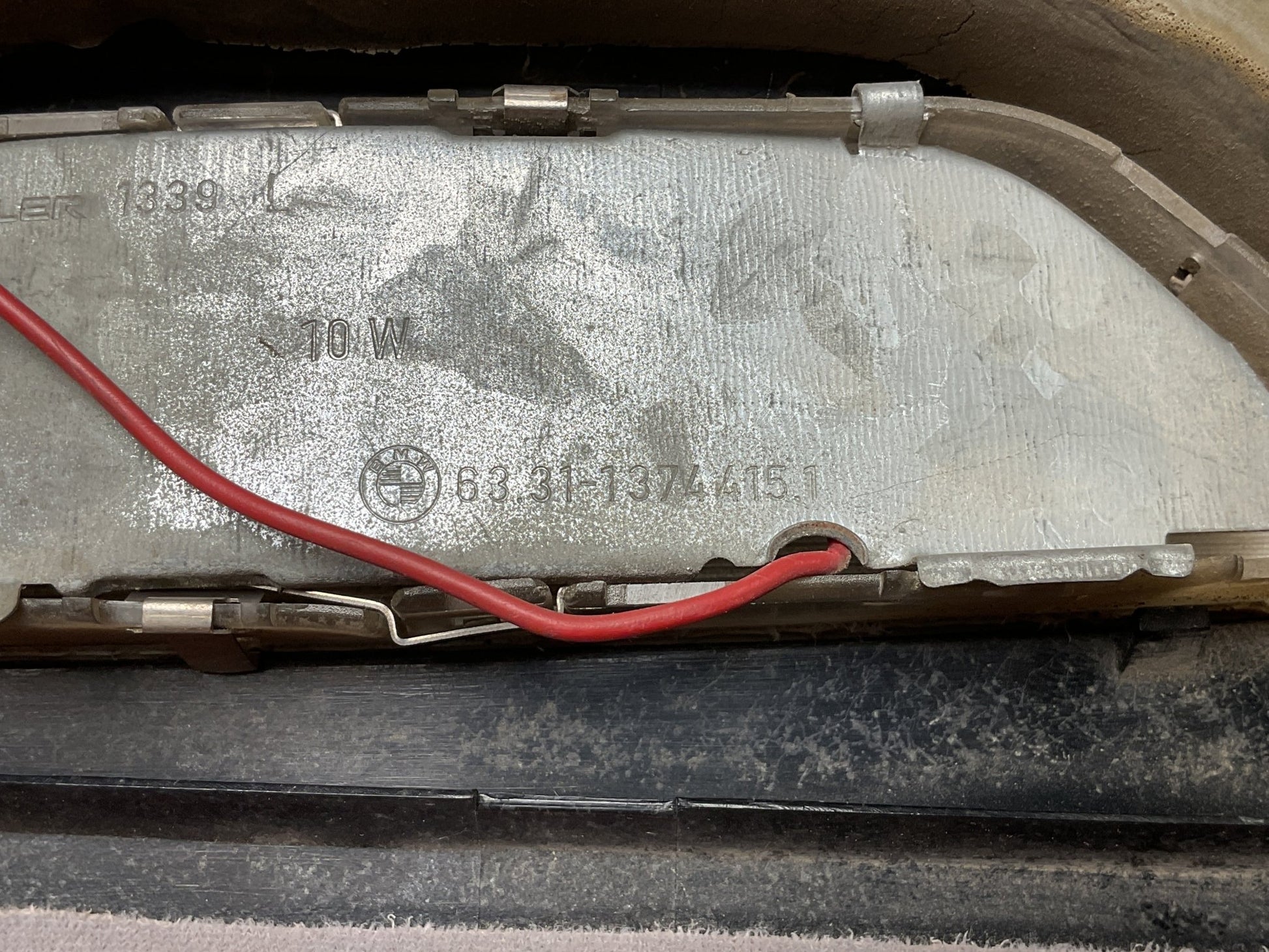 Lampara inferior tra izq BMW 5 88 - 96 - 63311374415