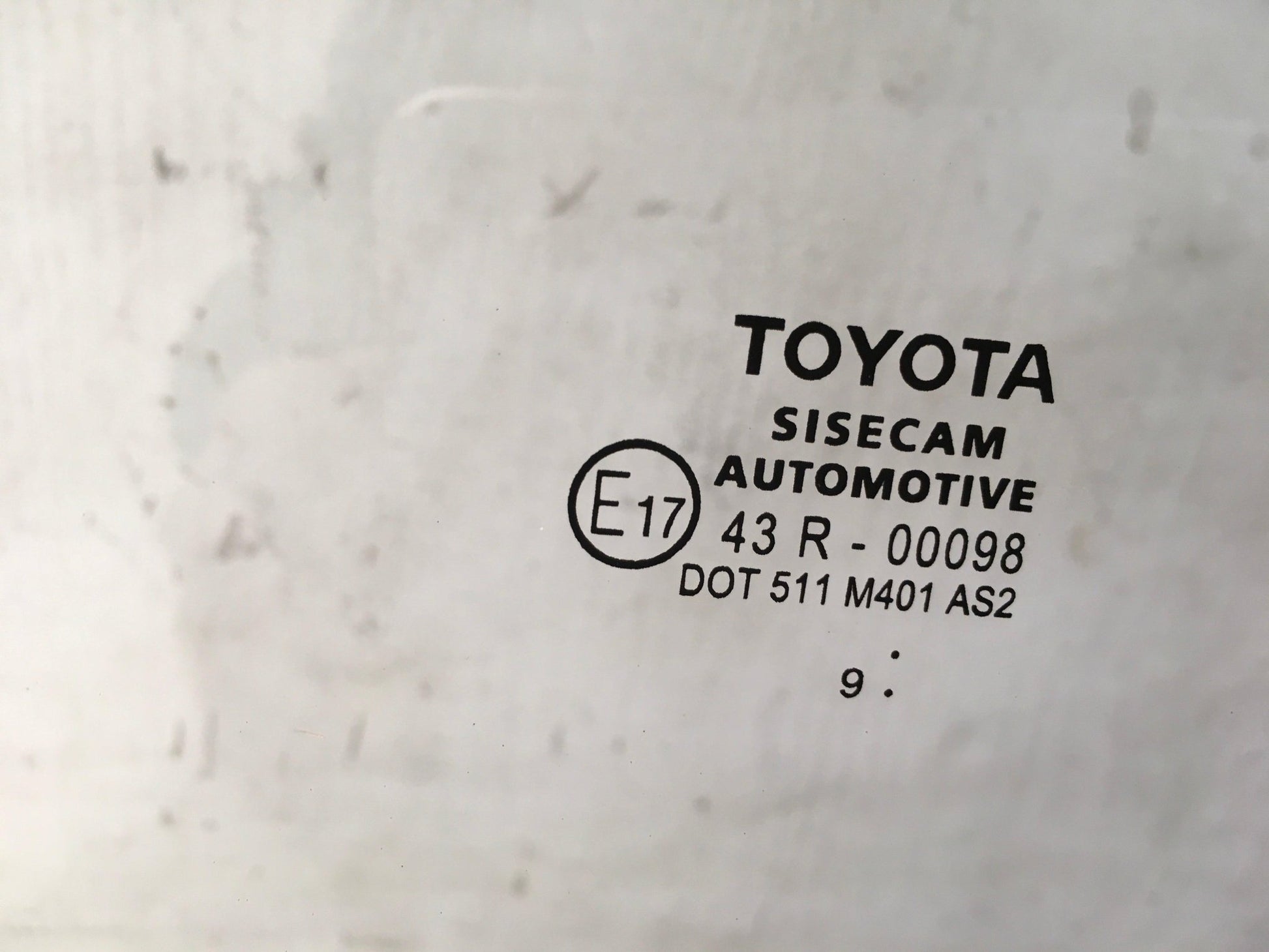 Luna del izq Toyota C-HR X1 - 68102F4010