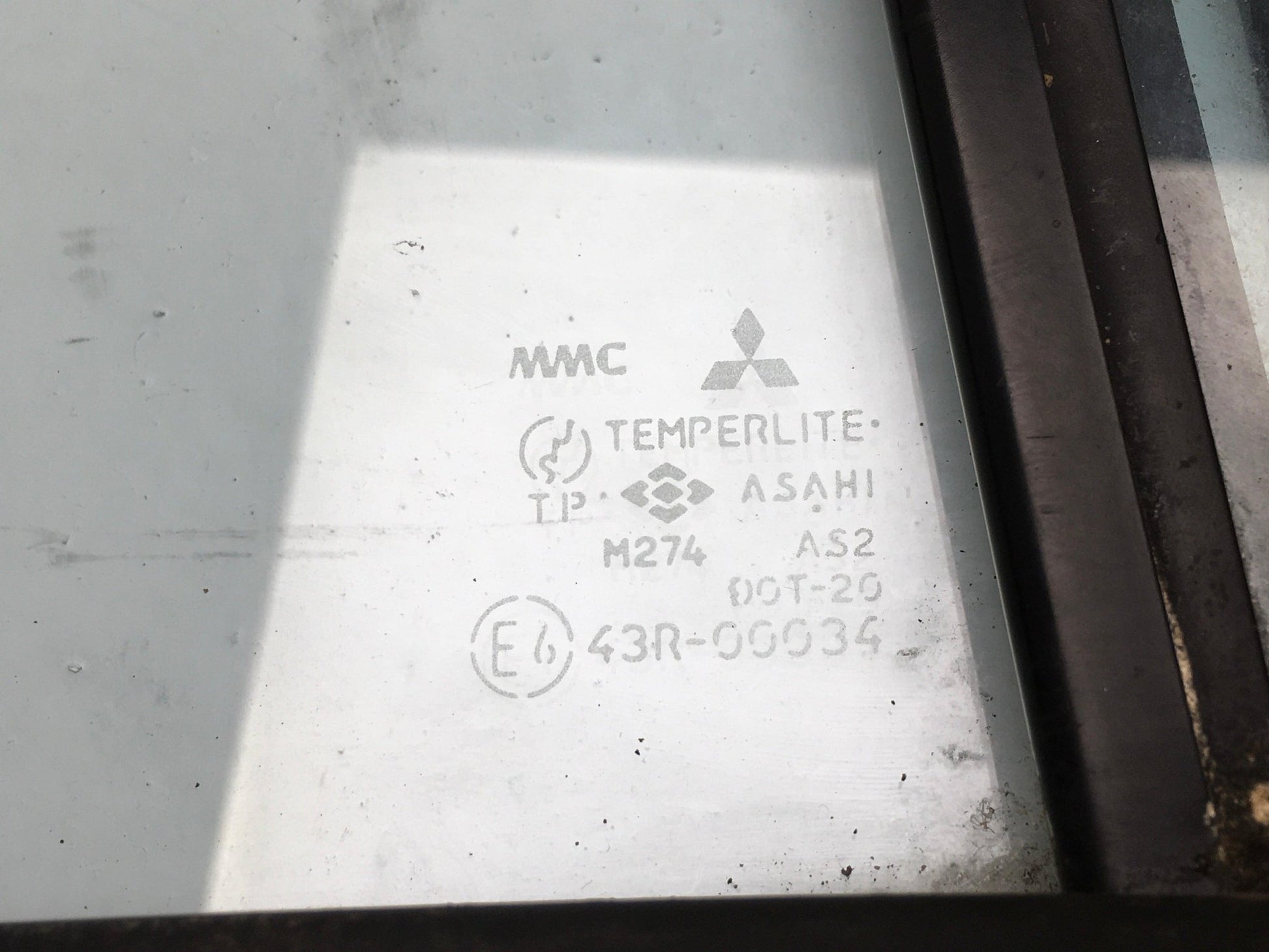 Luna tra dcha Mitsubishi Pajero I - E643R00034_