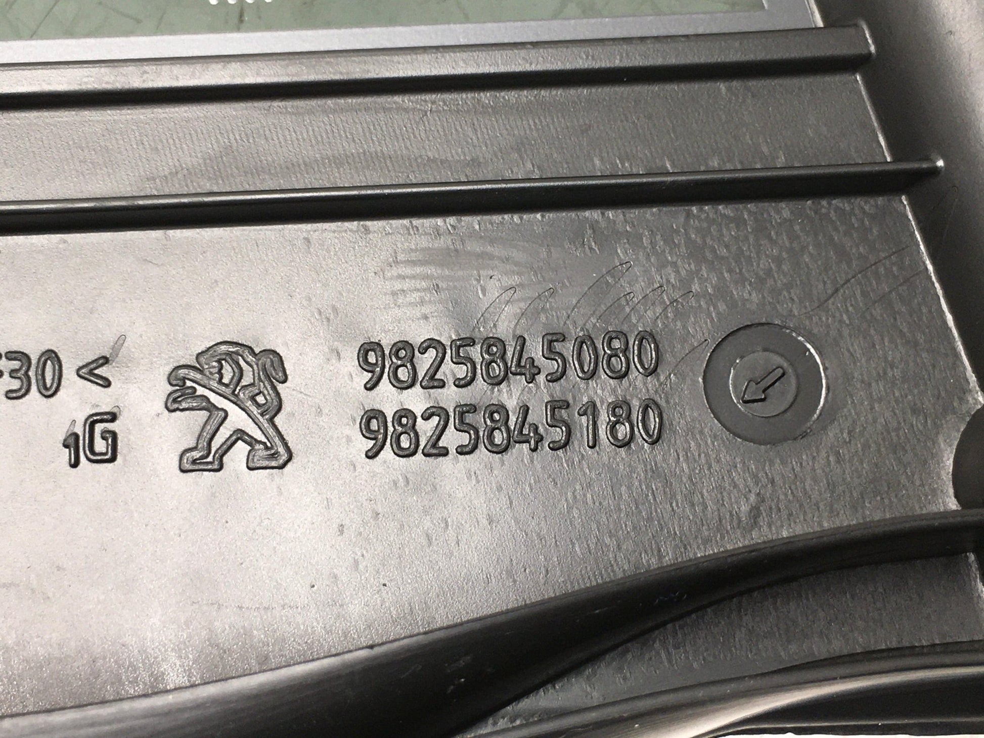 Luneta tra izq Peugeot 2008 II - 9825845080