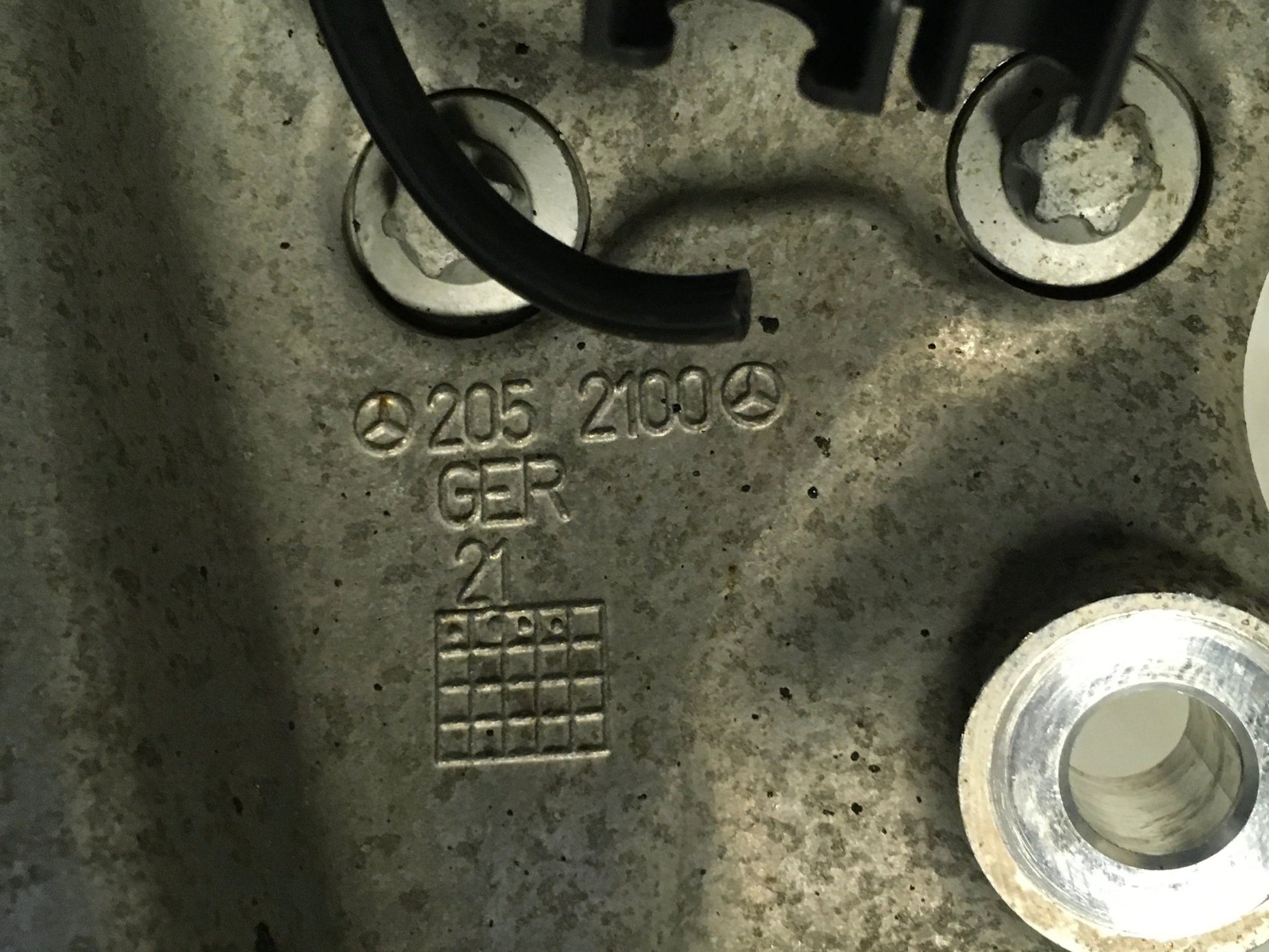 Mangueta del izq Mercedes W205 - 2052100