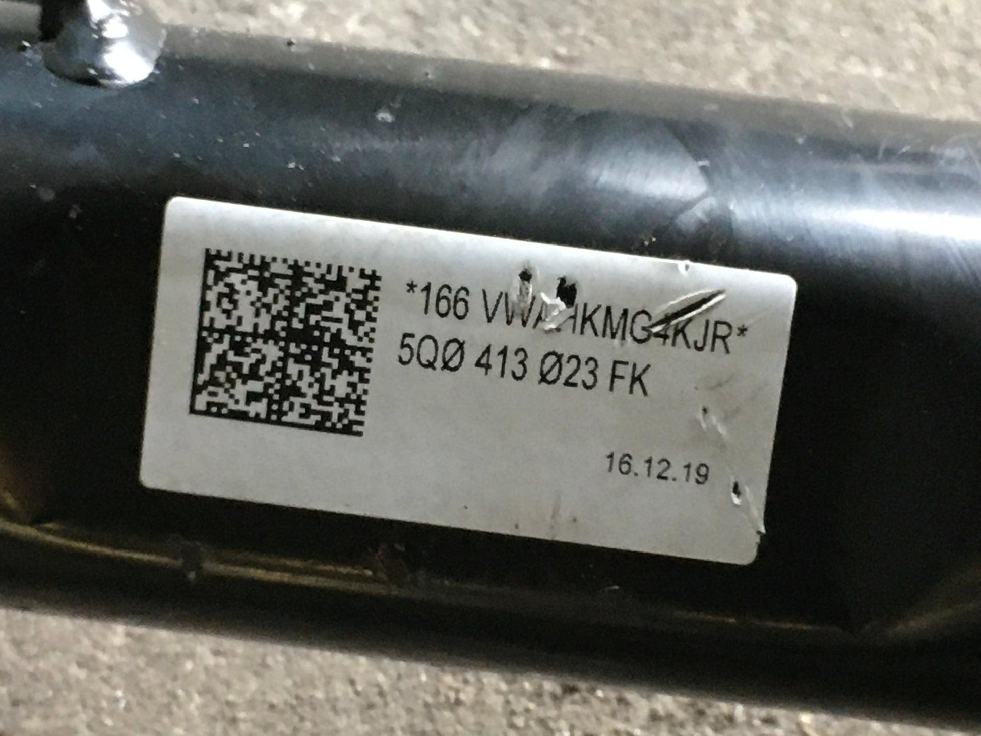 Mangueta del izq VW 5Q0413023FK - 5Q0413023FK