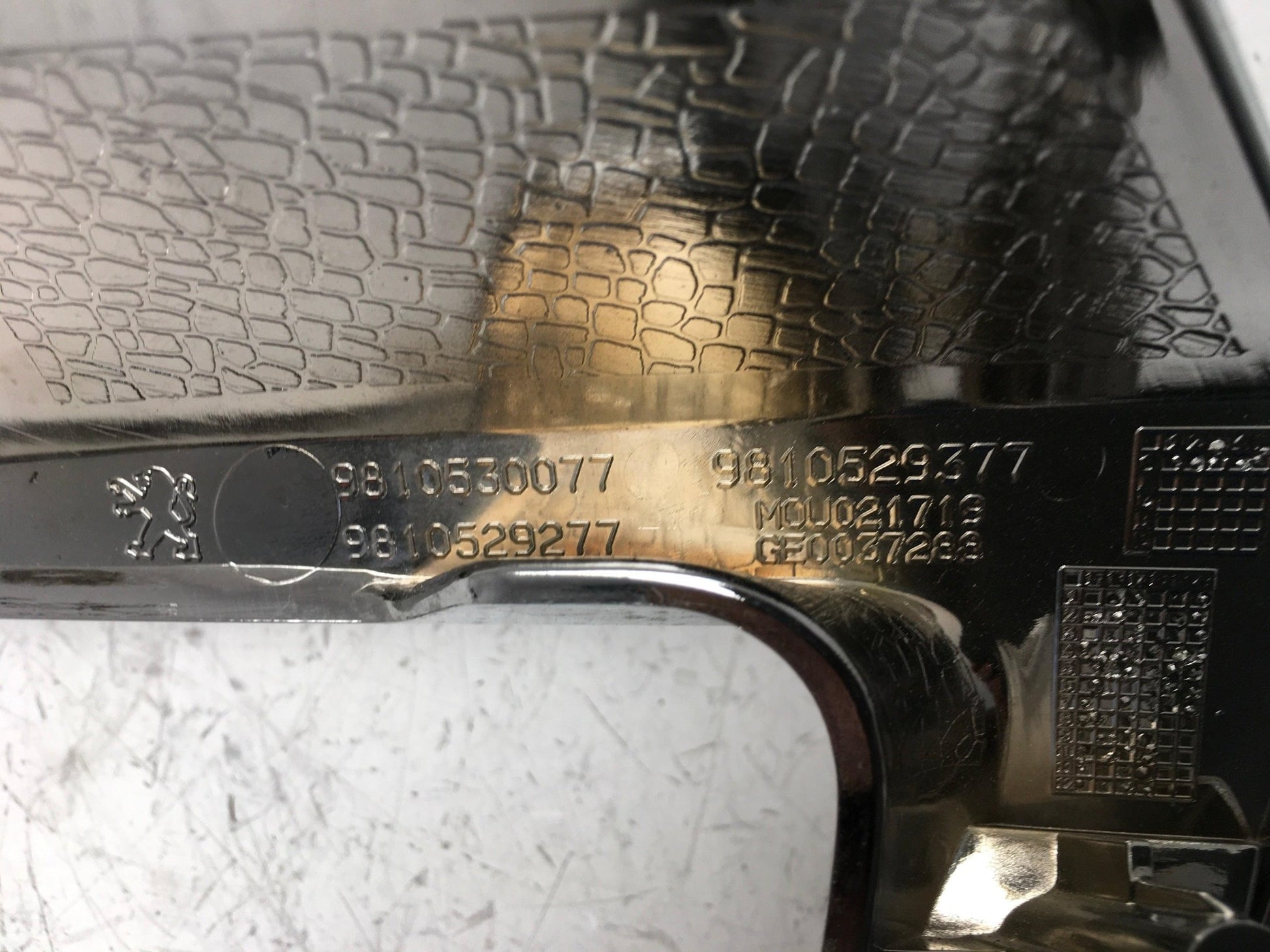 Marco Rejilla Radiador Peugeot 208 I Fase 2 - 9810529377