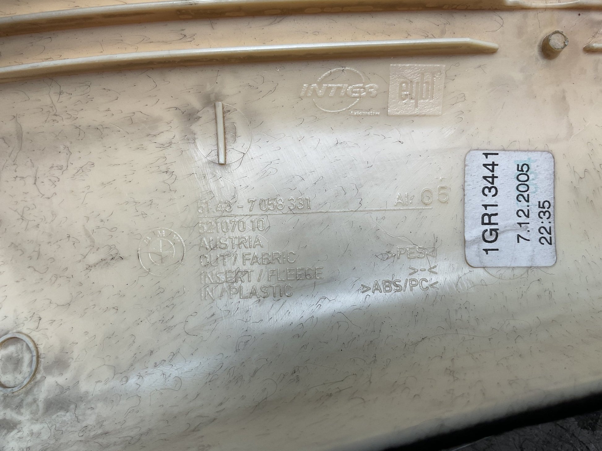 Moldura Columna del izq BMW 3 2004 - 2011 - 51437058331