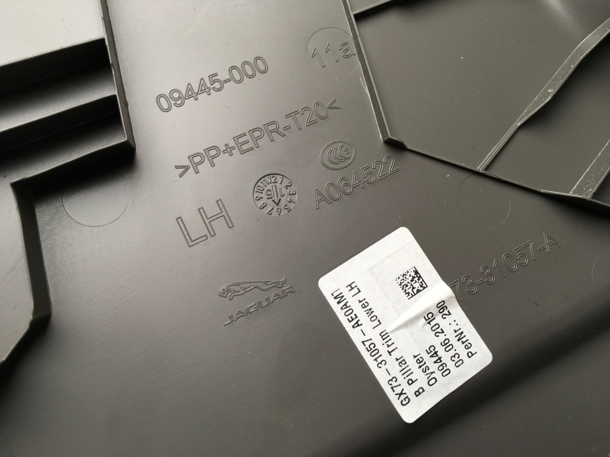 Moldura Columna izquierda Jaguar XE - GX7331057AE