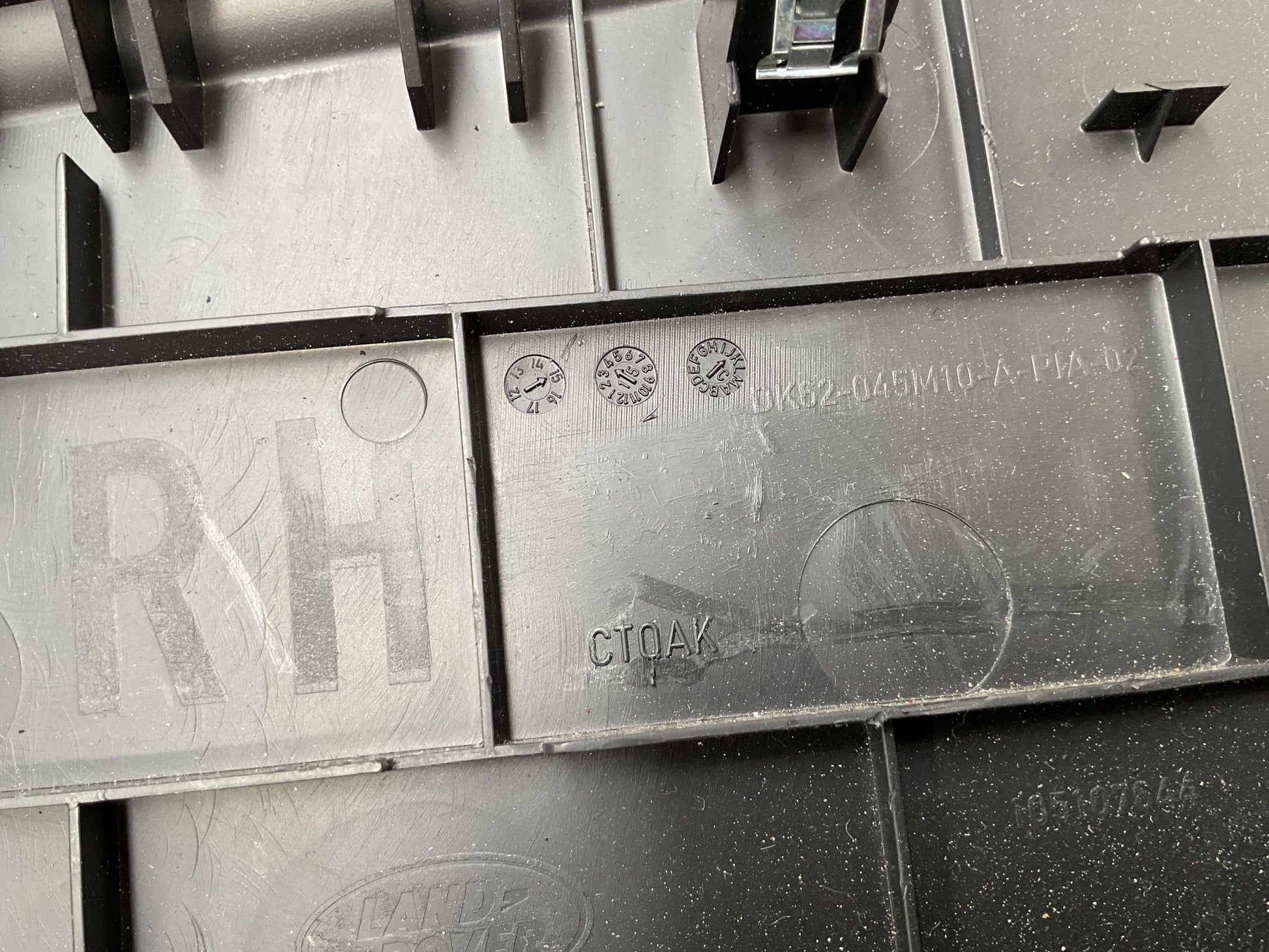 Moldura dcha Consola central Rover DK62045M10A - DK62045M10A