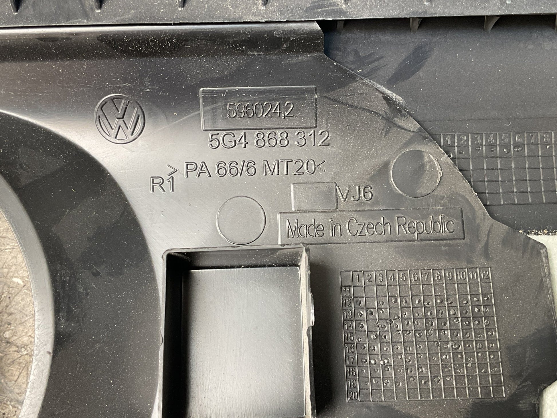 Moldura dcha Pilar B VW Golf VII 2012 - 2020 - 5G4868312