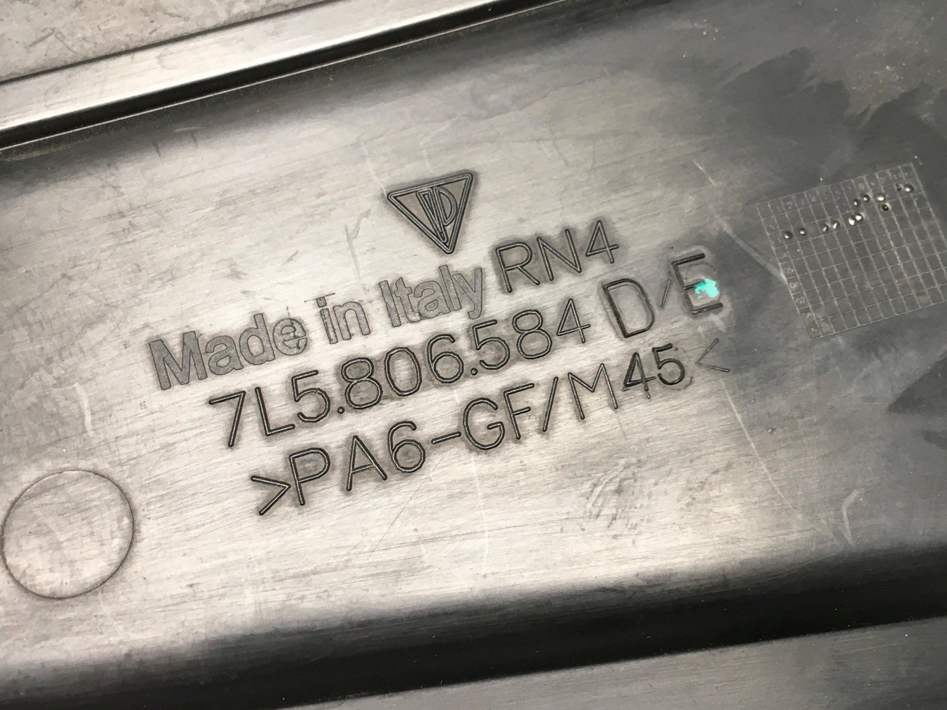 Moldura derecha Motor Porsche Cayenne 9PA - 7L5806584D