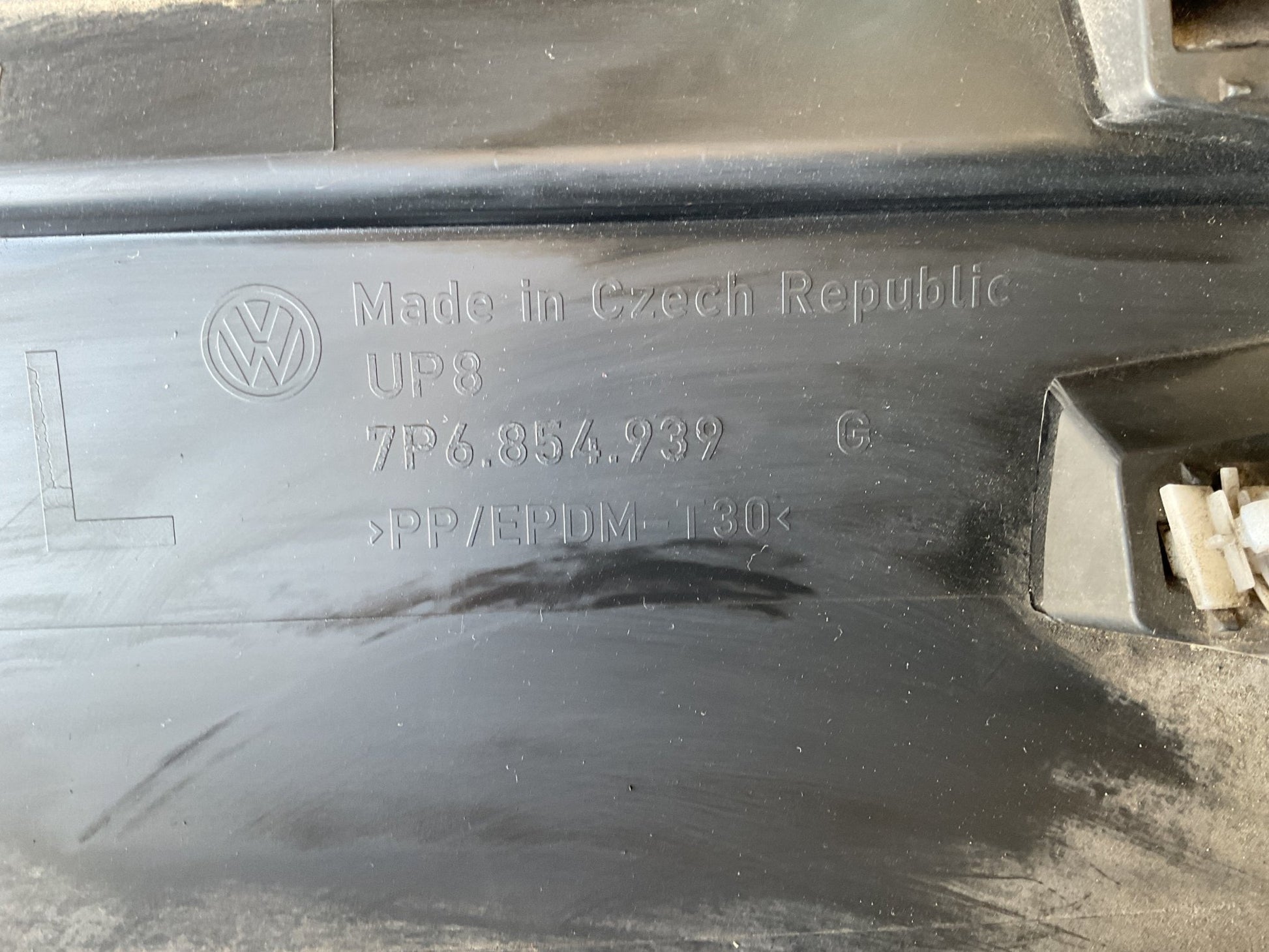 Moldura inferior puerta del izq VW Touareg 11-15 - 7P6854939