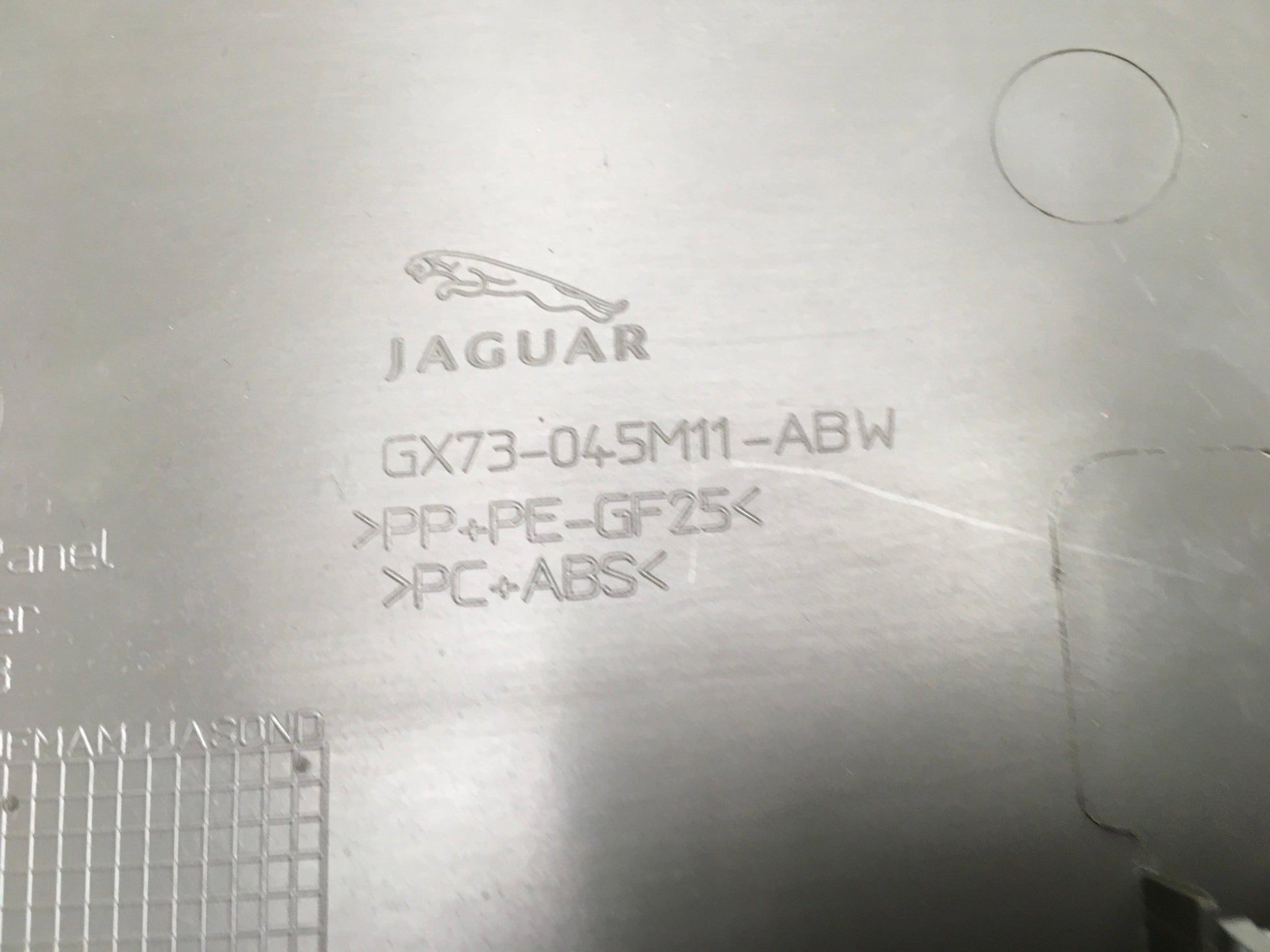 Moldura izq Consola central Jaguar XE - GX73045M11AB