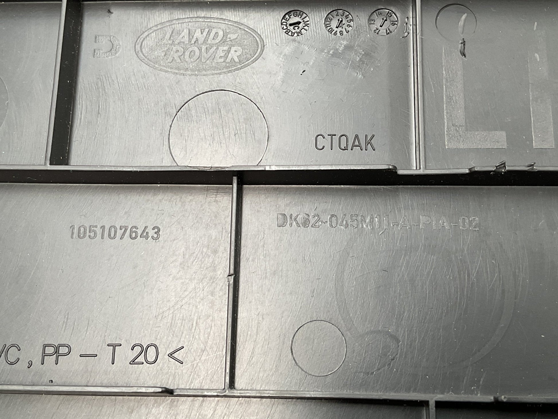 Moldura izq Consola central Rover DK62045M11A - DK62045M11A