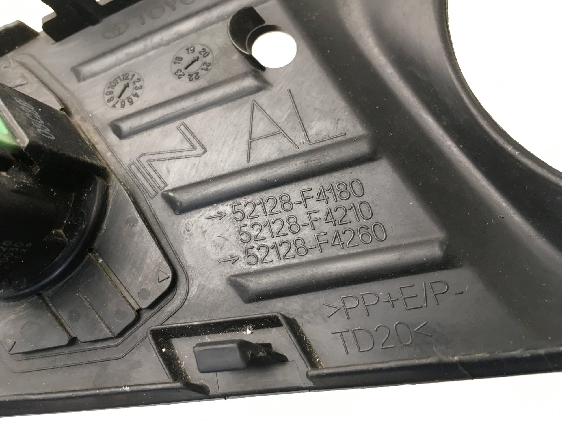 Moldura izq Paragolpes delantero Toyota C - HR - 52128F4180