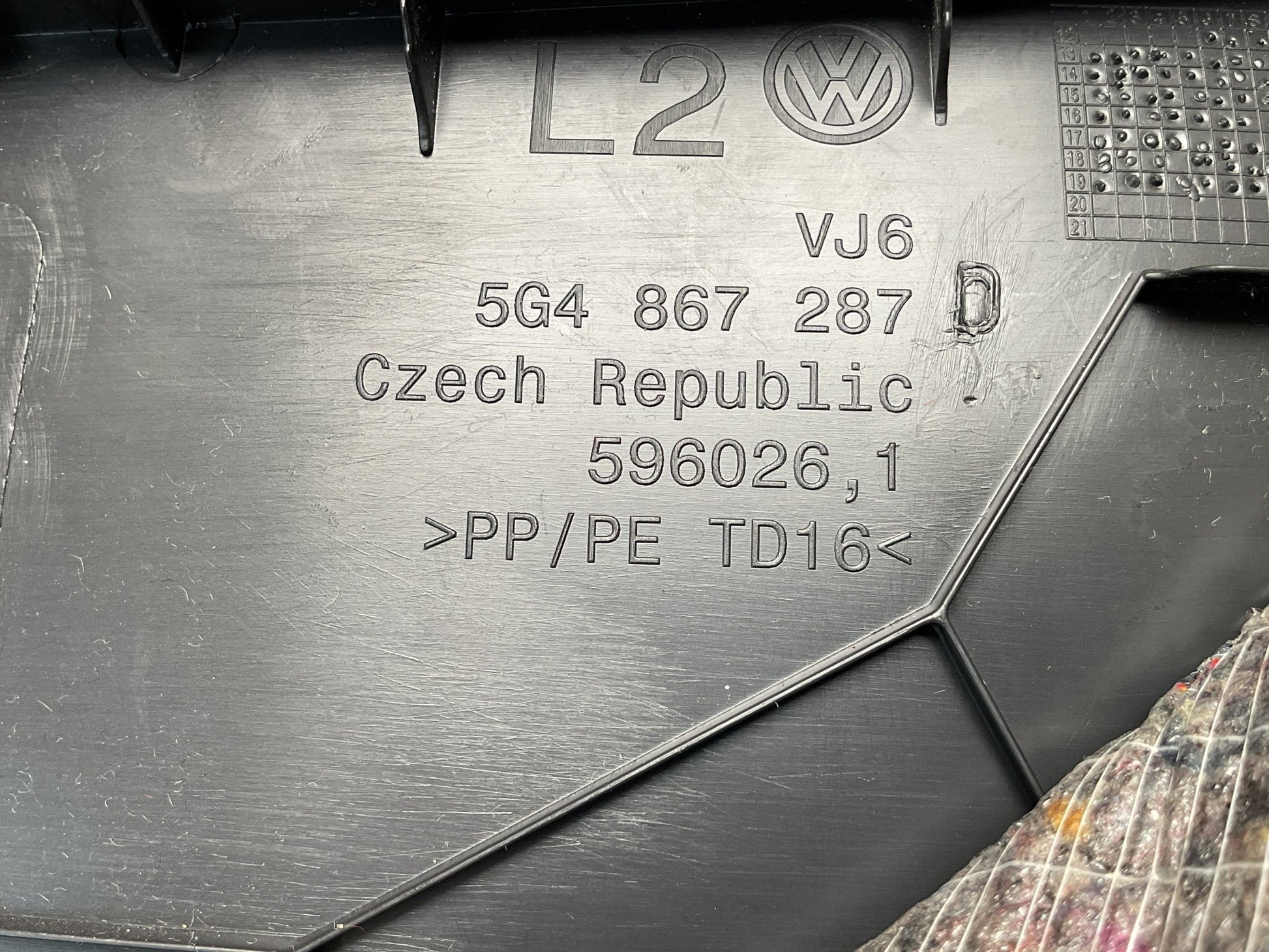 Moldura izq Pilar C VW Golf VII 2012 - 2020 - 5G4867287D