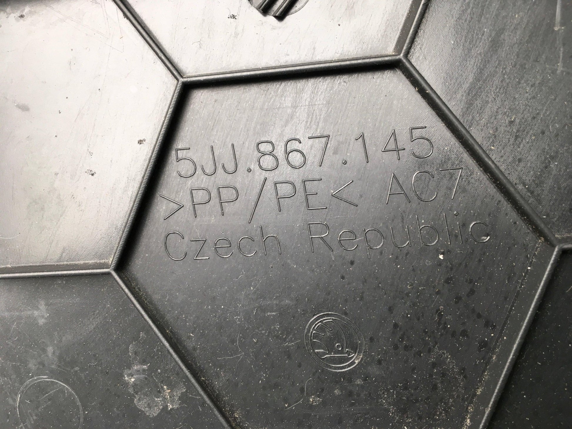 Moldura izquierda maletero Skoda Rapid Spaceback - 5JJ867145