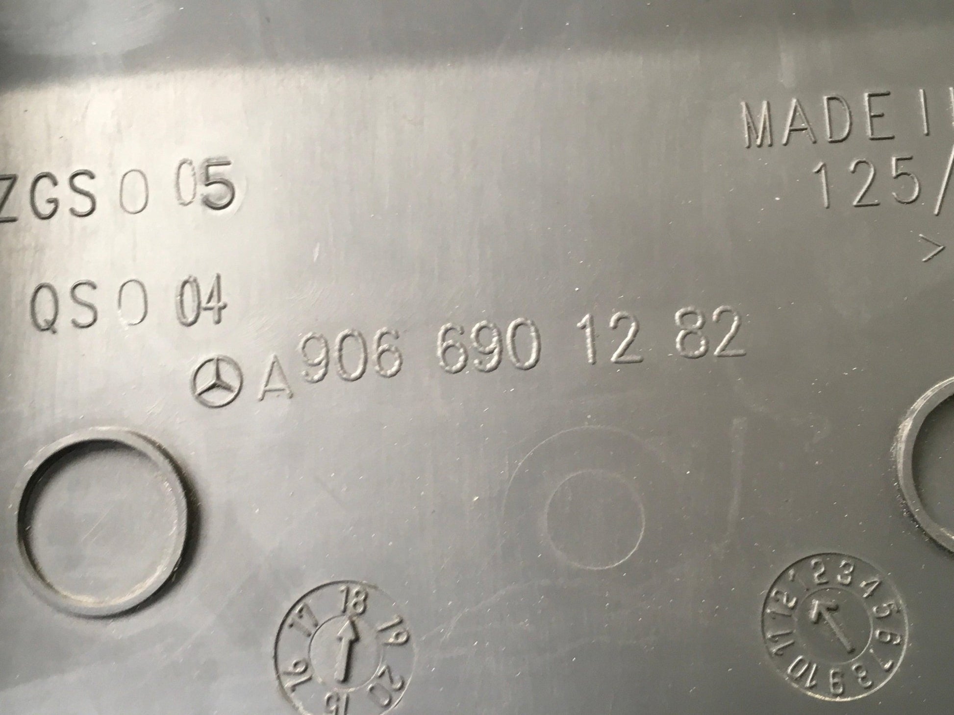 Moldura lateral derecha Mercedes W906 - A9066901282