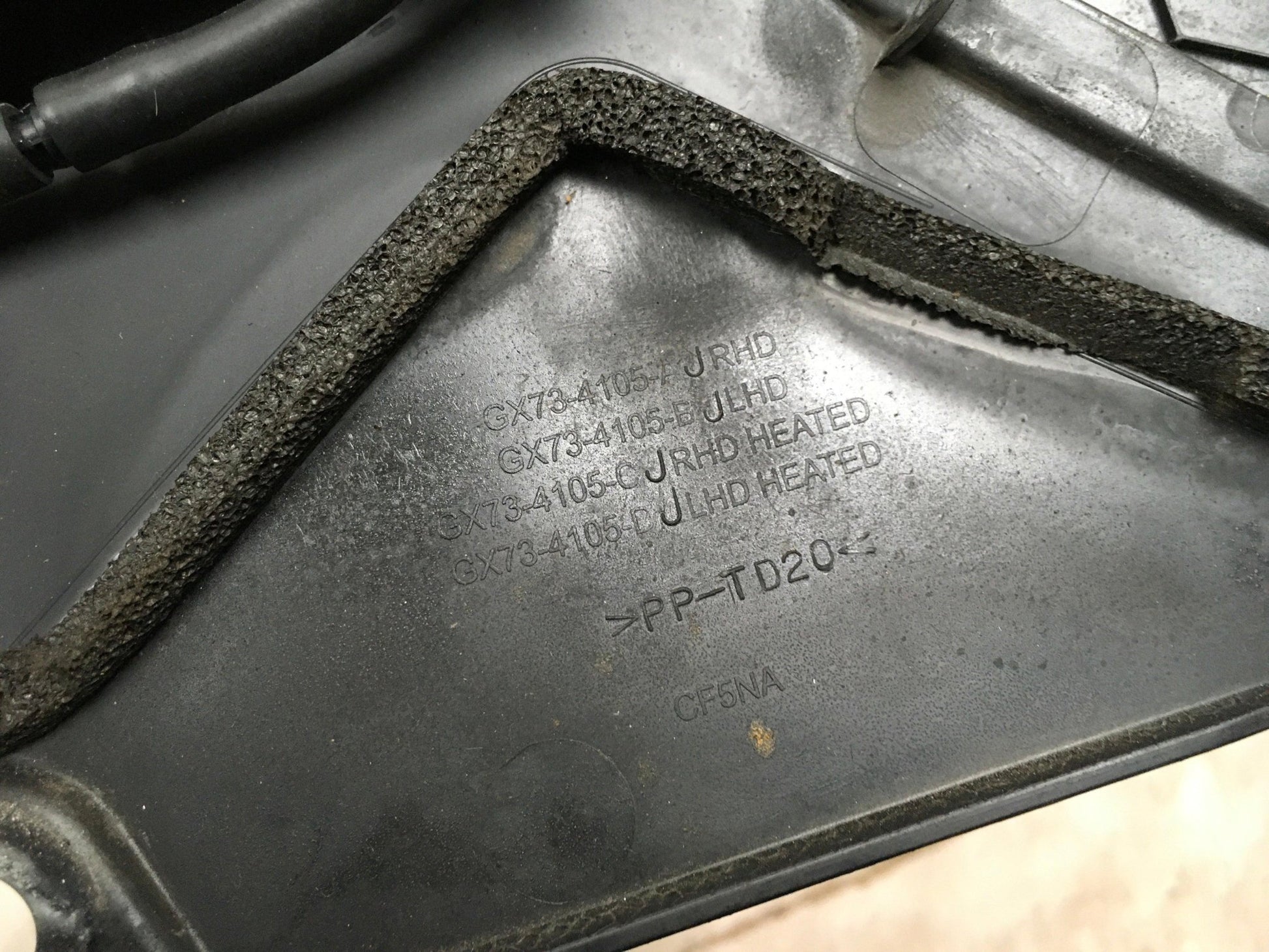 Moldura limpiaparabrisas Jaguar XE - GX7302222BC