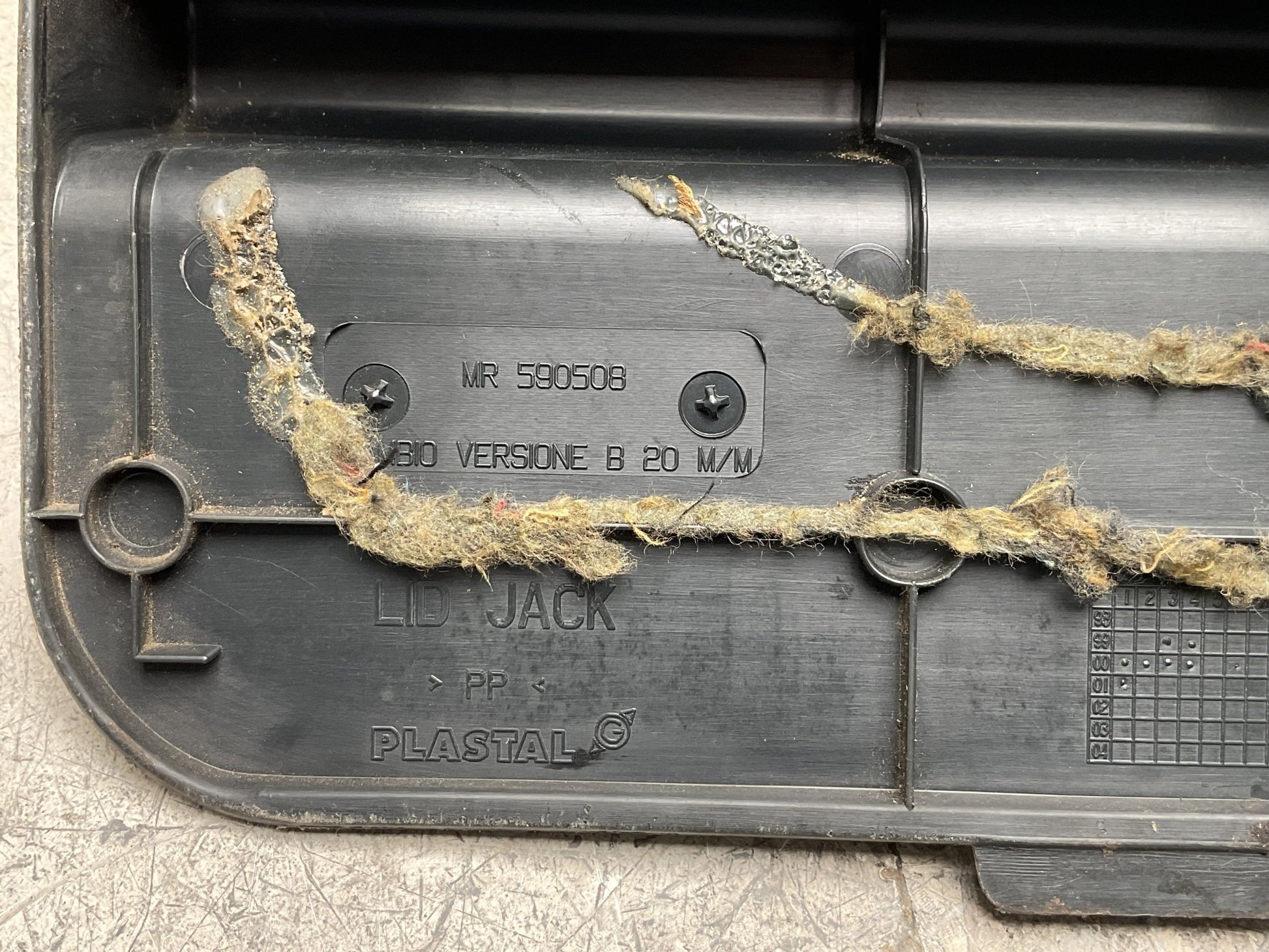 Moldura Maletero Mitsubishi Pajero Pinin - MR590508