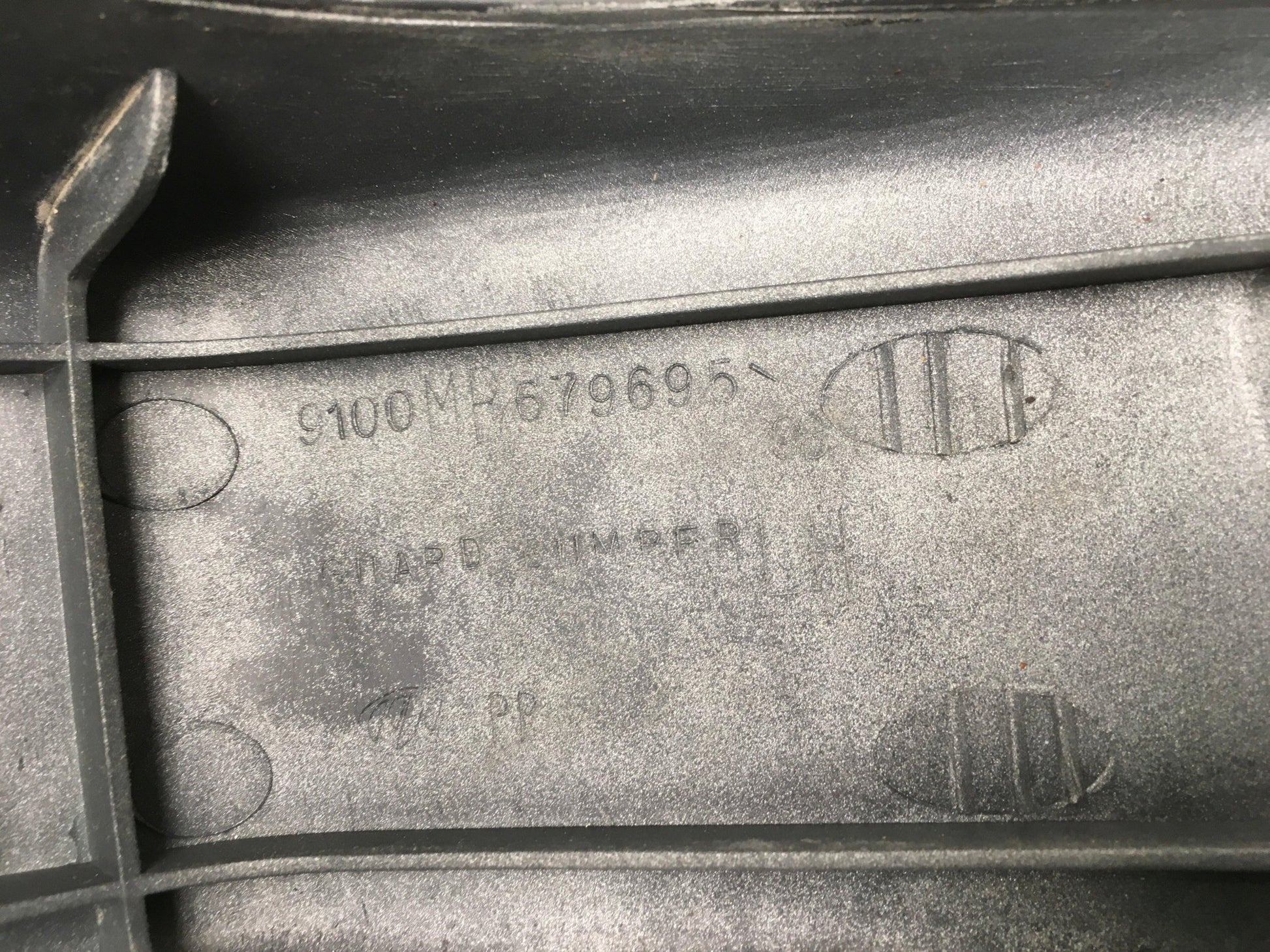 Moldura paragolpes Mitsubishi Pajero II - MB679695