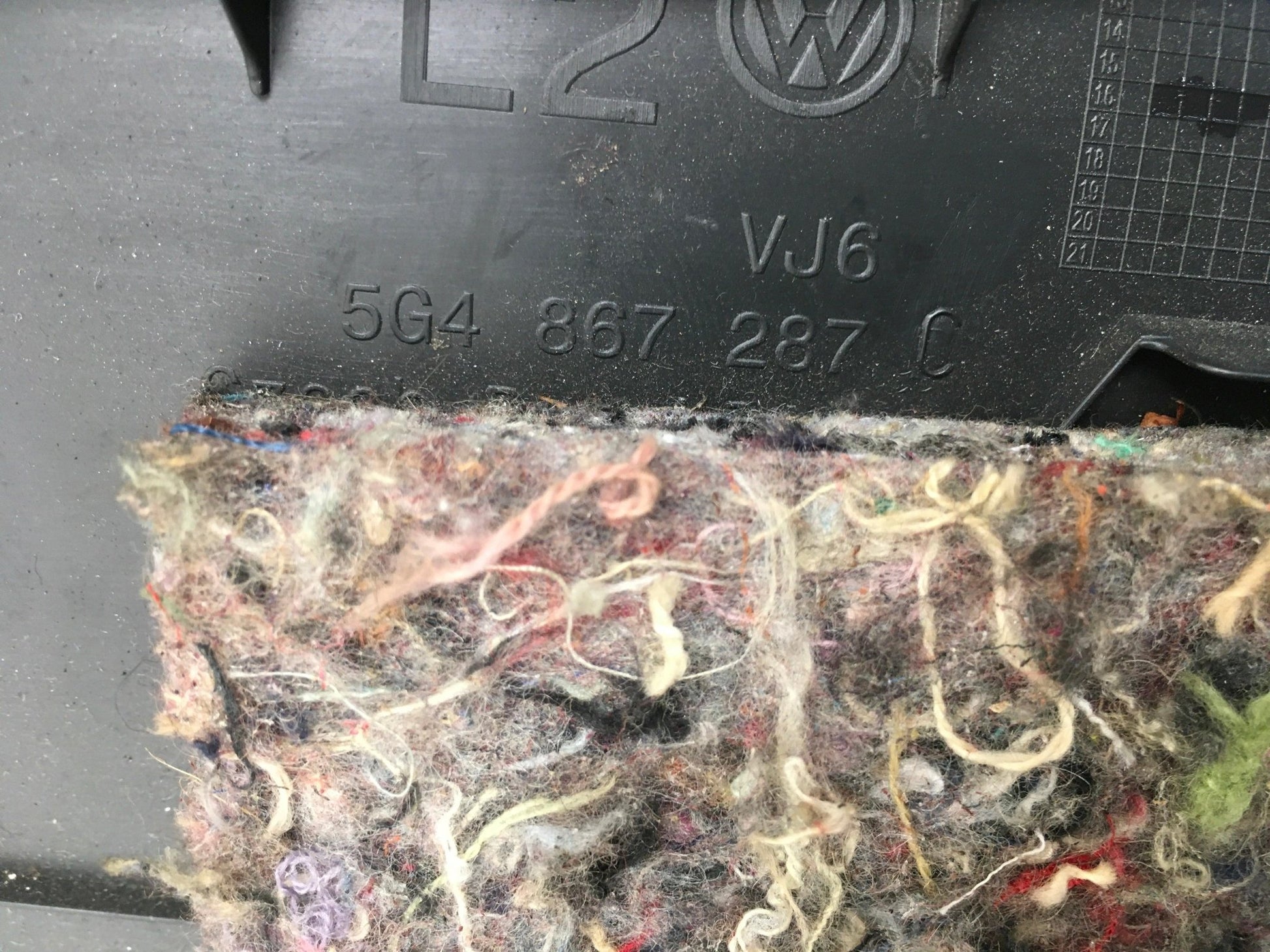 Moldura Pilar C tra izq VW Golf VII - 5G4867287